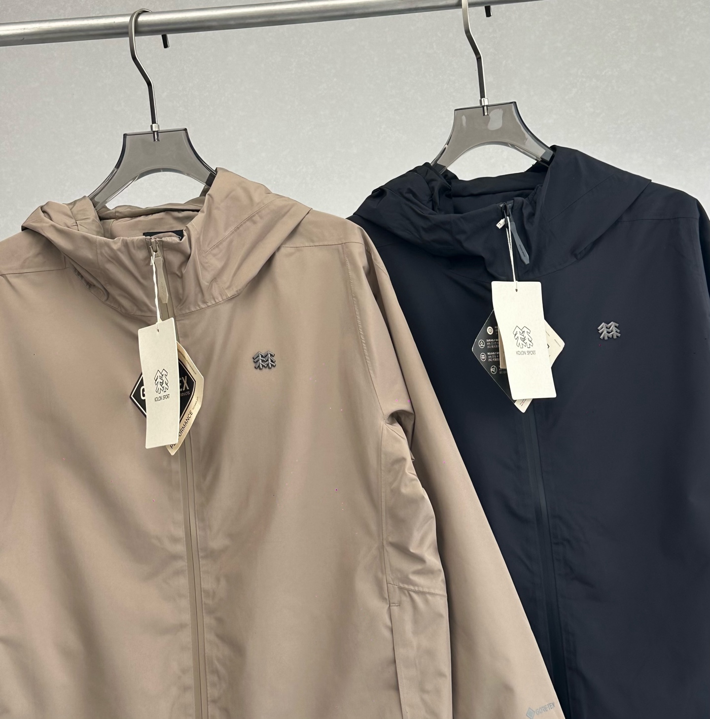 Alternative view of Windbreaker 04443