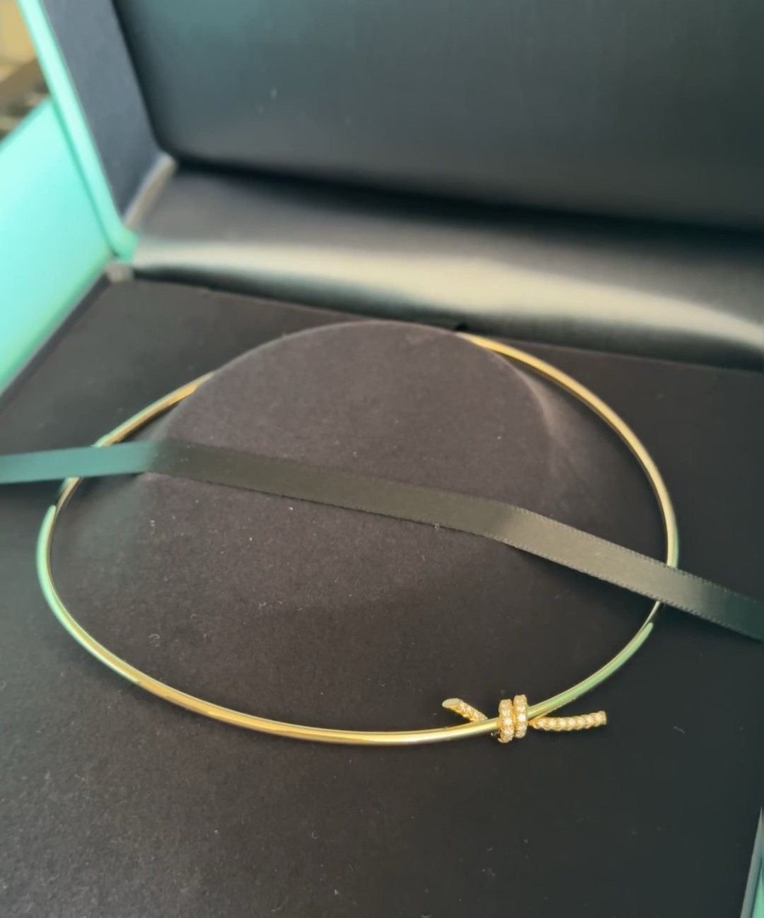 👑玫瑰金
“绳结”造型很是个性灵动，完美平衡了女性的优雅与坚韧~
永结同心的寓意也很美好，希望在新的一年