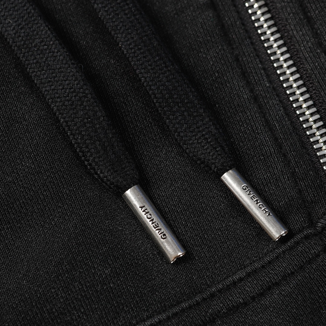 Givenchy’s Classic CJCR L12 Nylon Bags in Black, Sizes XS-L. - 图片 6