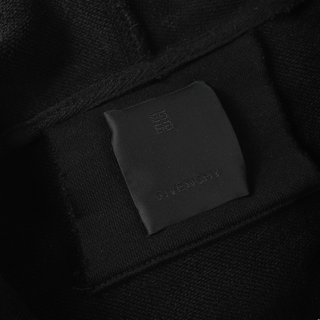 Givenchy’s Classic CJCR L12 Nylon Bags in Black, Sizes XS-L. - 图片 9