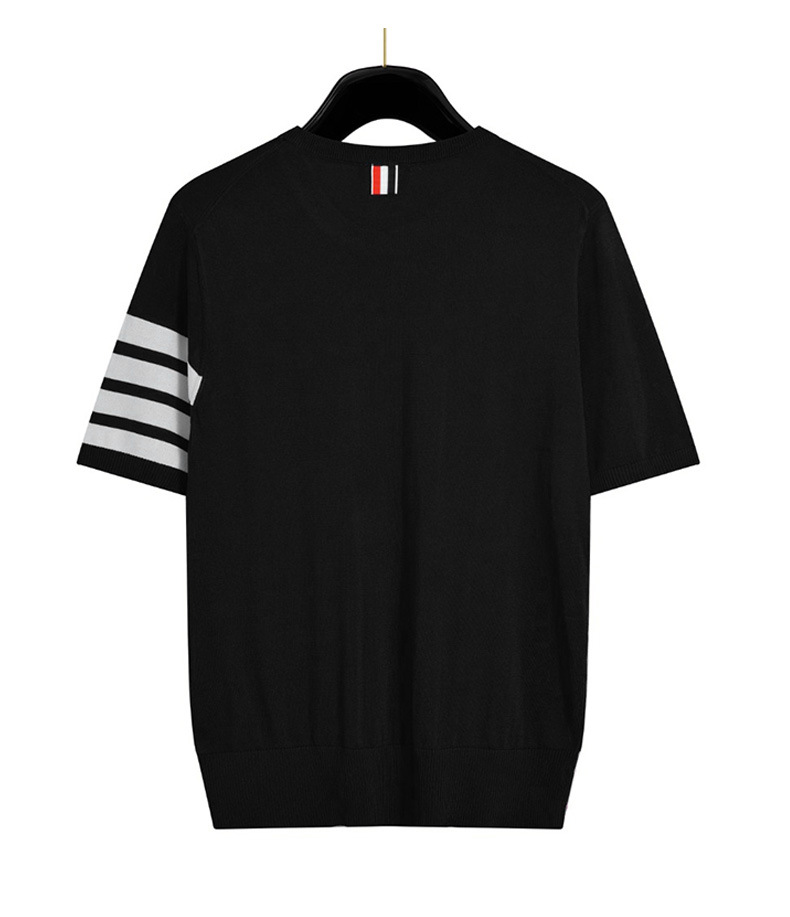 P110THOM BROWNE  独家色系
TB针织羊毛混纺冰丝手感圆领T恤衫半袖四条杠条纹夏季经典款
毛料高支薄款透气舒适高柔软度 袖口下摆纹路清晰 高清还原细节
采用定织羊毛混纺高支混纺而成  生产采用进口针织设备织成 针距细密 走线整齐 
毛料不起球不掉色  开叉处采用贝壳扣
意大利制造高品质版本 

发货三标齐 +男女同款
尺码：01234
颜色：白色黑色浅灰