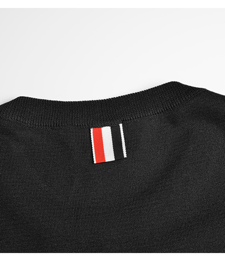P110THOM BROWNE  独家色系
TB针织羊毛混纺冰丝手感圆领T恤衫半袖四条杠条纹夏季经典款
毛料高支薄款透气舒适高柔软度 袖口下摆纹路清晰 高清还原细节
采用定织羊毛混纺高支混纺而成  生产采用进口针织设备织成 针距细密 走线整齐 
毛料不起球不掉色  开叉处采用贝壳扣
意大利制造高品质版本 

发货三标齐 +男女同款
尺码：01234
颜色：白色黑色浅灰