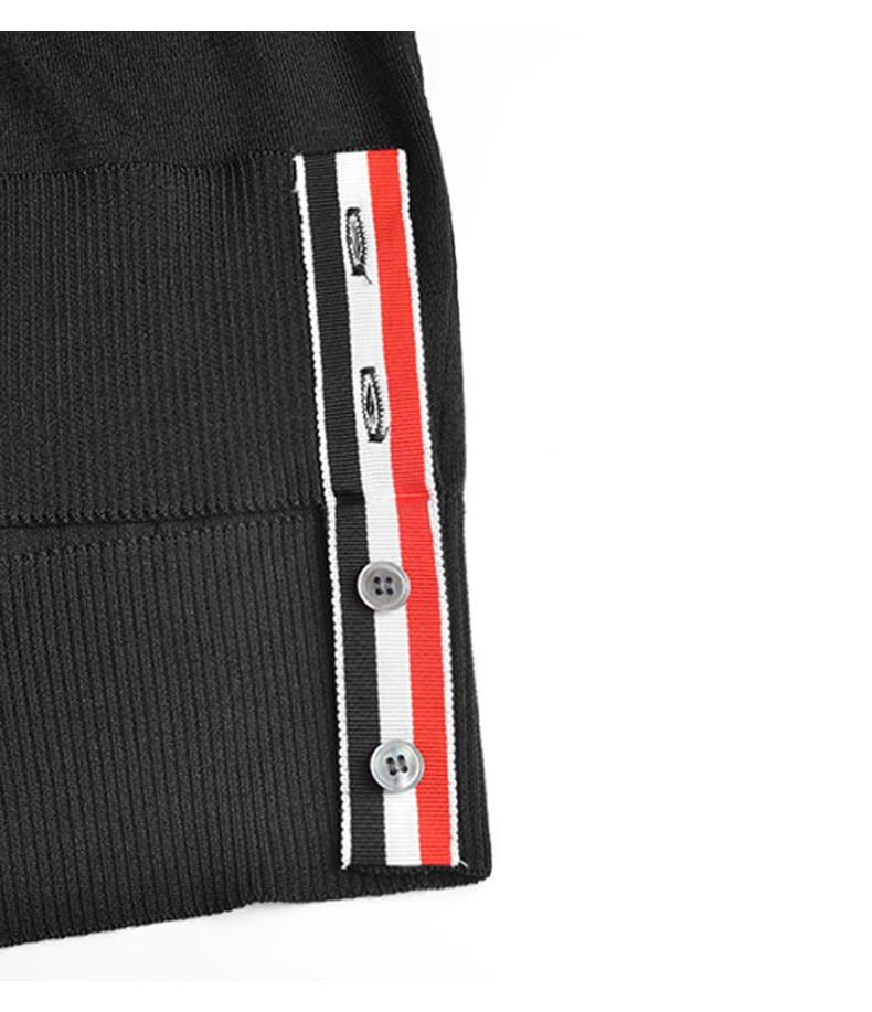 P110THOM BROWNE  独家色系
TB针织羊毛混纺冰丝手感圆领T恤衫半袖四条杠条纹夏季经典款
毛料高支薄款透气舒适高柔软度 袖口下摆纹路清晰 高清还原细节
采用定织羊毛混纺高支混纺而成  生产采用进口针织设备织成 针距细密 走线整齐 
毛料不起球不掉色  开叉处采用贝壳扣
意大利制造高品质版本 

发货三标齐 +男女同款
尺码：01234
颜色：白色黑色浅灰