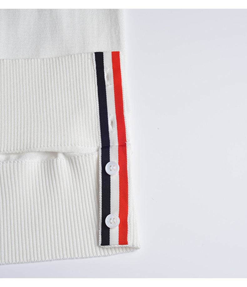 P110 THOM BROWNE  独家色系
TB针织羊毛混纺冰丝手感圆领T恤衫半袖四条杠条纹夏季经典款
毛料高支薄款透气舒适高柔软度 袖口下摆纹路清晰 高清还原细节
采用定织羊毛混纺高支混纺而成  生产采用进口针织设备织成 针距细密 走线整齐 
毛料不起球不掉色  开叉处采用贝壳扣
意大利制造高品质版本 

发货三标齐 +男女同款
尺码：01234
颜色：白色黑色浅灰