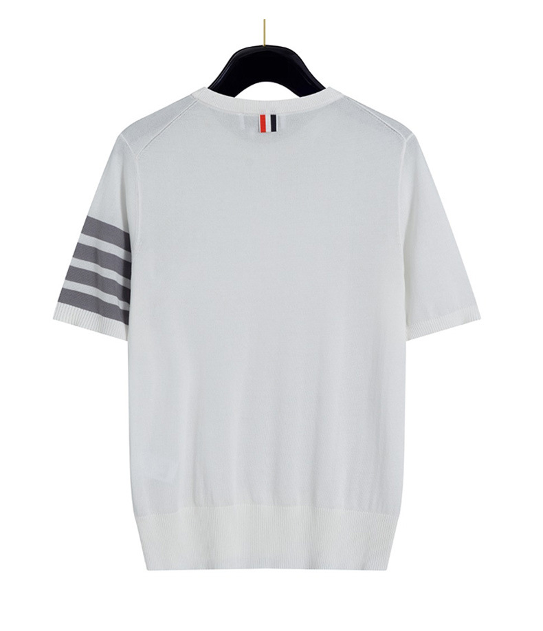 P110 THOM BROWNE  独家色系
TB针织羊毛混纺冰丝手感圆领T恤衫半袖四条杠条纹夏季经典款
毛料高支薄款透气舒适高柔软度 袖口下摆纹路清晰 高清还原细节
采用定织羊毛混纺高支混纺而成  生产采用进口针织设备织成 针距细密 走线整齐 
毛料不起球不掉色  开叉处采用贝壳扣
意大利制造高品质版本 

发货三标齐 +男女同款
尺码：01234
颜色：白色黑色浅灰