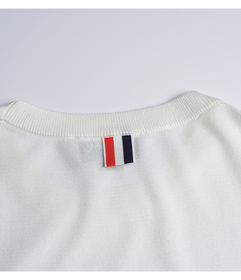 P110 THOM BROWNE  独家色系
TB针织羊毛混纺冰丝手感圆领T恤衫半袖四条杠条纹夏季经典款
毛料高支薄款透气舒适高柔软度 袖口下摆纹路清晰 高清还原细节
采用定织羊毛混纺高支混纺而成  生产采用进口针织设备织成 针距细密 走线整齐 
毛料不起球不掉色  开叉处采用贝壳扣
意大利制造高品质版本 

发货三标齐 +男女同款
尺码：01234
颜色：白色黑色浅灰
