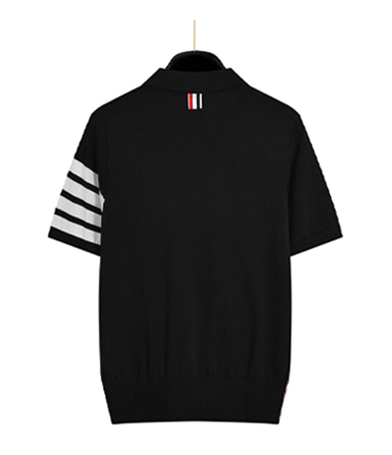 P115 THOM BROWNE  独家色系
TB针织羊毛混纺冰丝手感polo衫半袖四条杠条纹夏季经典款
毛料高支薄款透气舒适高柔软度 袖口下摆纹路清晰 高清还原细节
采用定织羊毛混纺高支混纺而成  生产采用进口针织设备织成 针距细密 走线整齐 
毛料不起球不掉色  开叉处采用贝壳扣
意大利制造高品质版本 

发货三标齐 +男女同款
尺码：01234
颜色：白色黑色浅灰