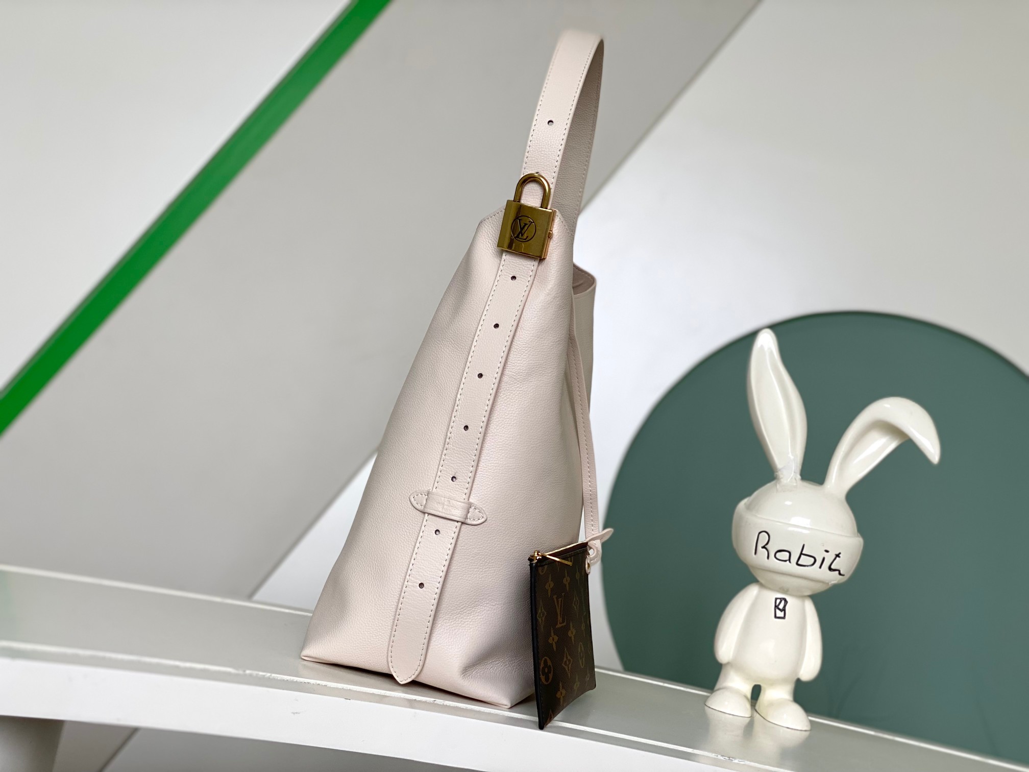 【海原外‬单 独实家‬拍 动态芯片】【Low Key Hobo 中号手袋】M24856 黑色 m2497