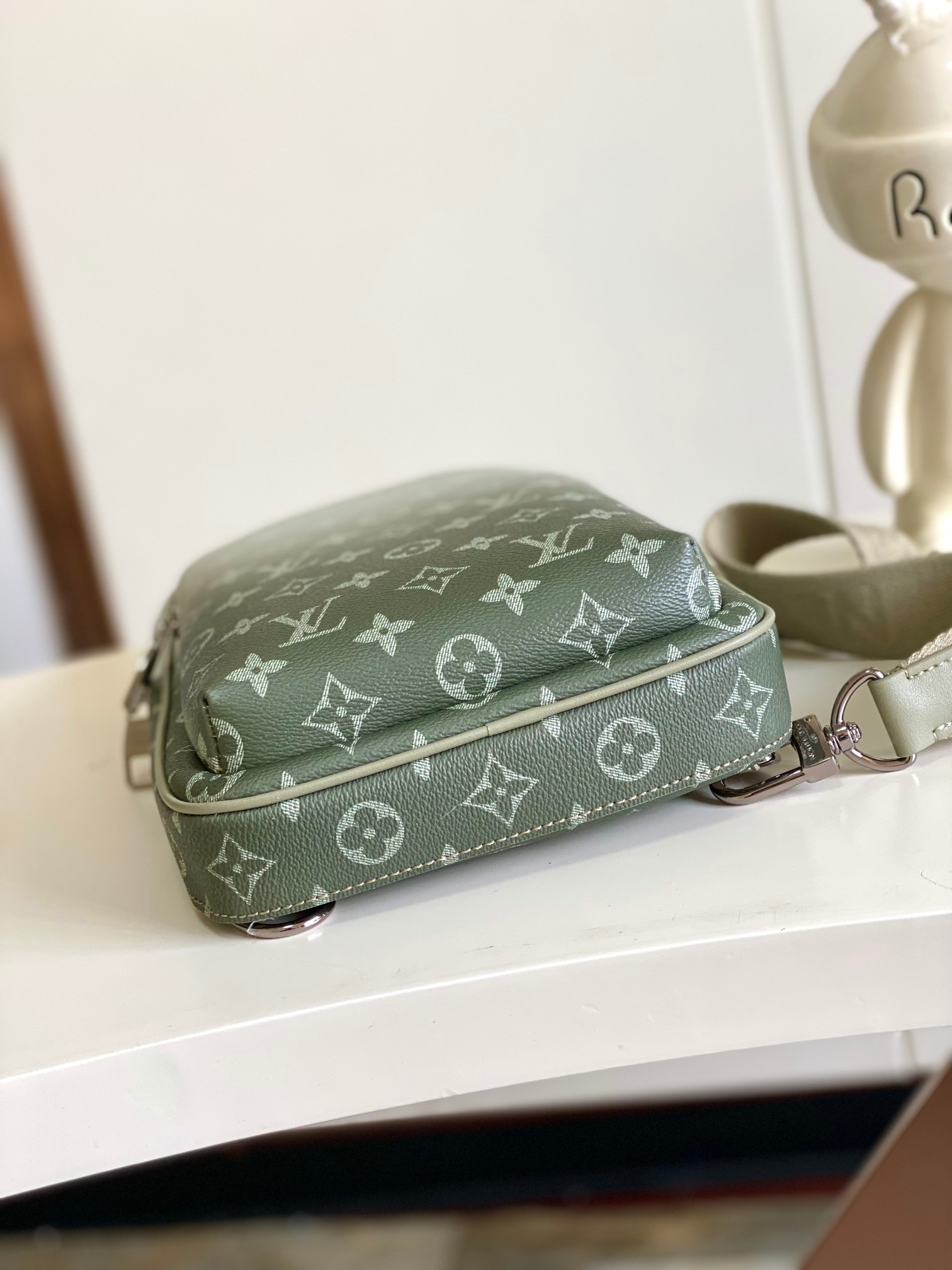 【海原外‬单 独实家‬拍】动态芯片 M11702 胸包 Slingbag PM 斜挎包采用 Monogr