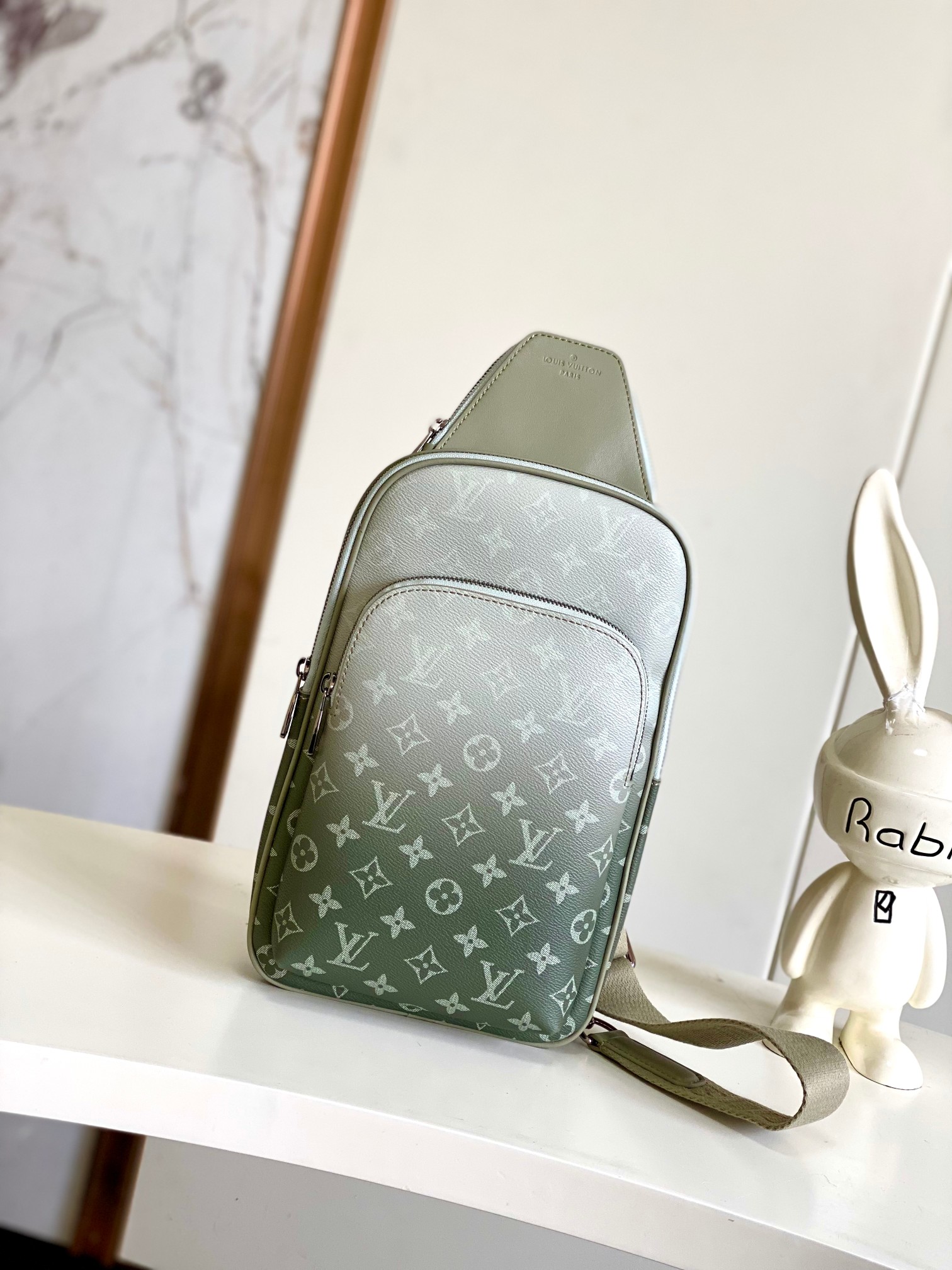 【海原外‬单 独实家‬拍】动态芯片 M11702 胸包 Slingbag PM 斜挎包采用 Monogr