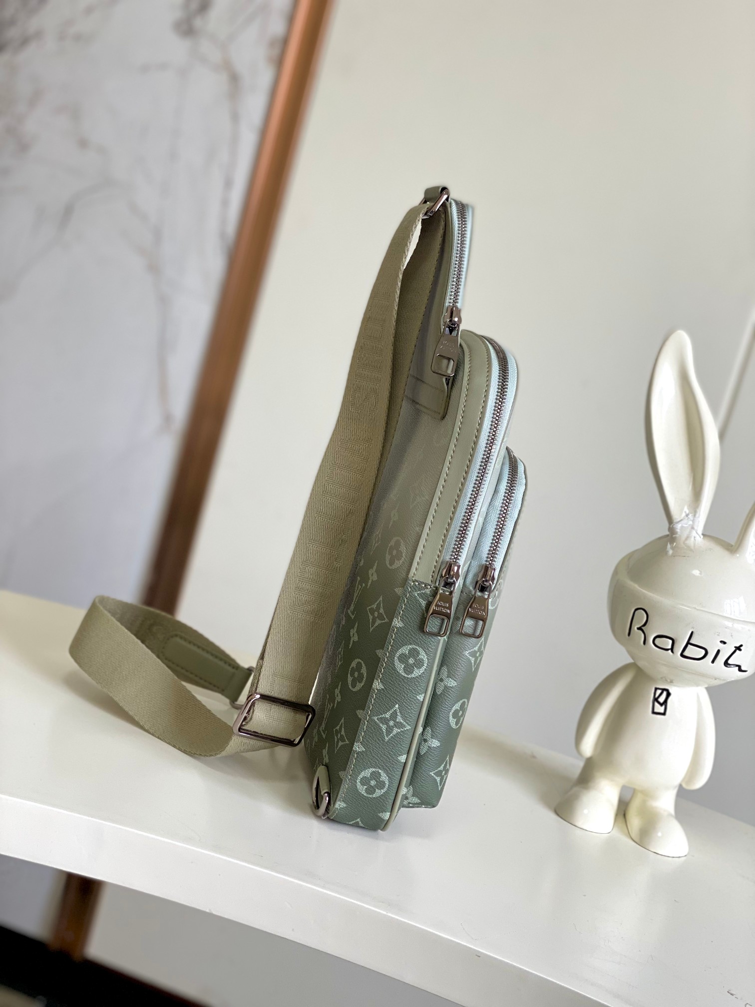 【海原外‬单 独实家‬拍】动态芯片 M11702 胸包 Slingbag PM 斜挎包采用 Monogr