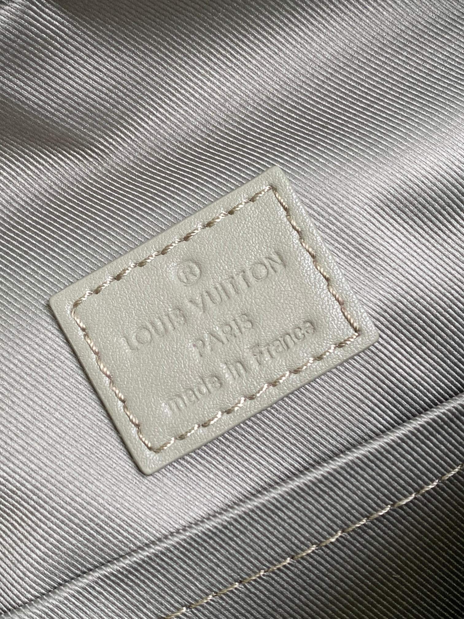 【海原外‬单 独实家‬拍】动态芯片 M11702 胸包 Slingbag PM 斜挎包采用 Monogr