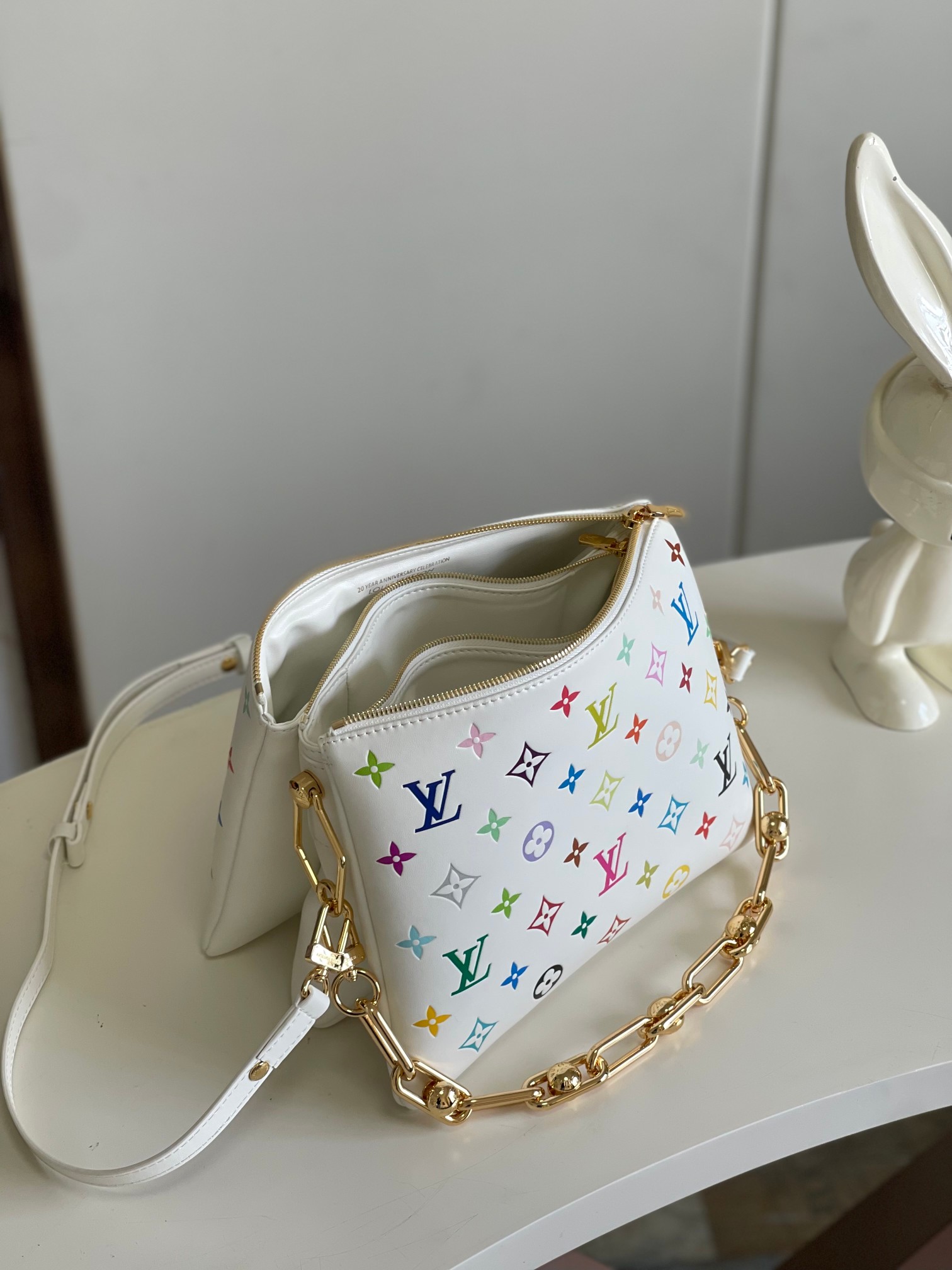 【海原外‬单 独实家‬拍】163芯片 M13233
本款 Coussin 小号手袋出自路易威登 x 村上