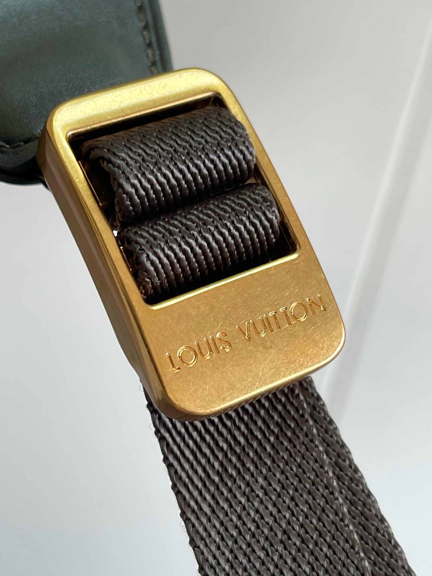 p720。【海原外‬单 独实家‬拍】M27080绿色  采用Monogram Service帆布的&ldquo;Christopher MM&rdquo;。以迷彩风格重新诠释的Monogram设计尤为引人注目。Farrell Williams将这种独特的材质结合了以同类颜色为基调的皮革修剪，增添了深色调。这款宽敞的尺寸配备了多个隔层，包括适用于平板电脑的隔层在内。可调节的肩带带来舒适的使用体验。尺寸：38*12.5*44cm