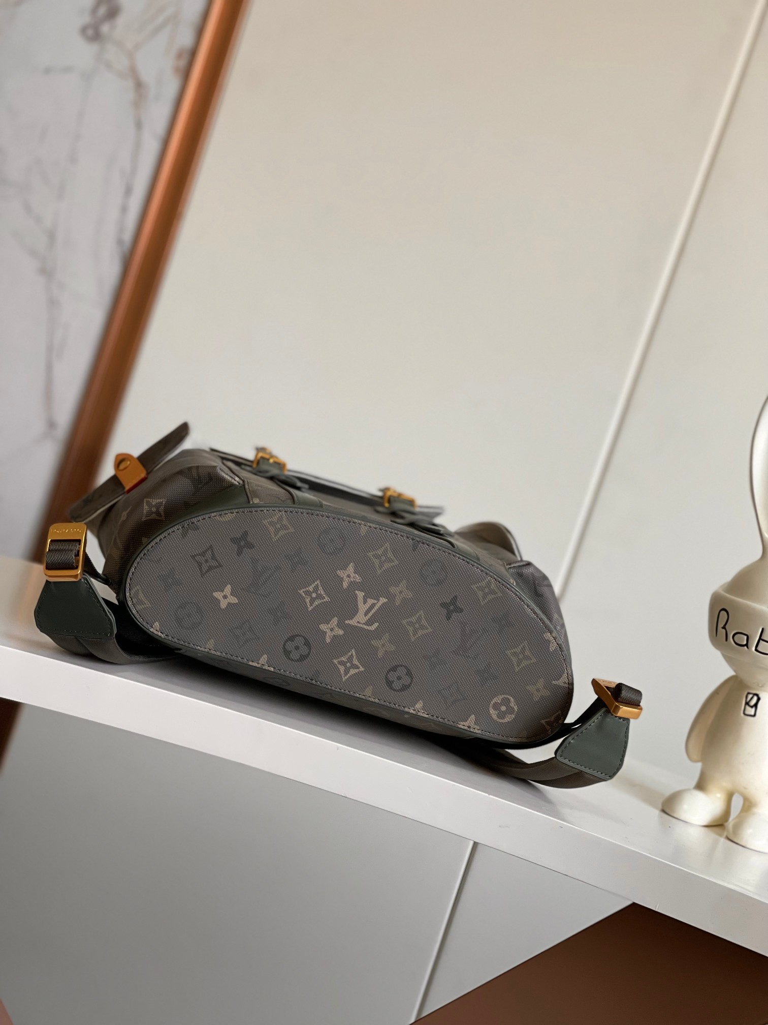 p720。【海原外‬单 独实家‬拍】M27080绿色  采用Monogram Service帆布的&ldquo;Christopher MM&rdquo;。以迷彩风格重新诠释的Monogram设计尤为引人注目。Farrell Williams将这种独特的材质结合了以同类颜色为基调的皮革修剪，增添了深色调。这款宽敞的尺寸配备了多个隔层，包括适用于平板电脑的隔层在内。可调节的肩带带来舒适的使用体验。尺寸：38*12.5*44cm