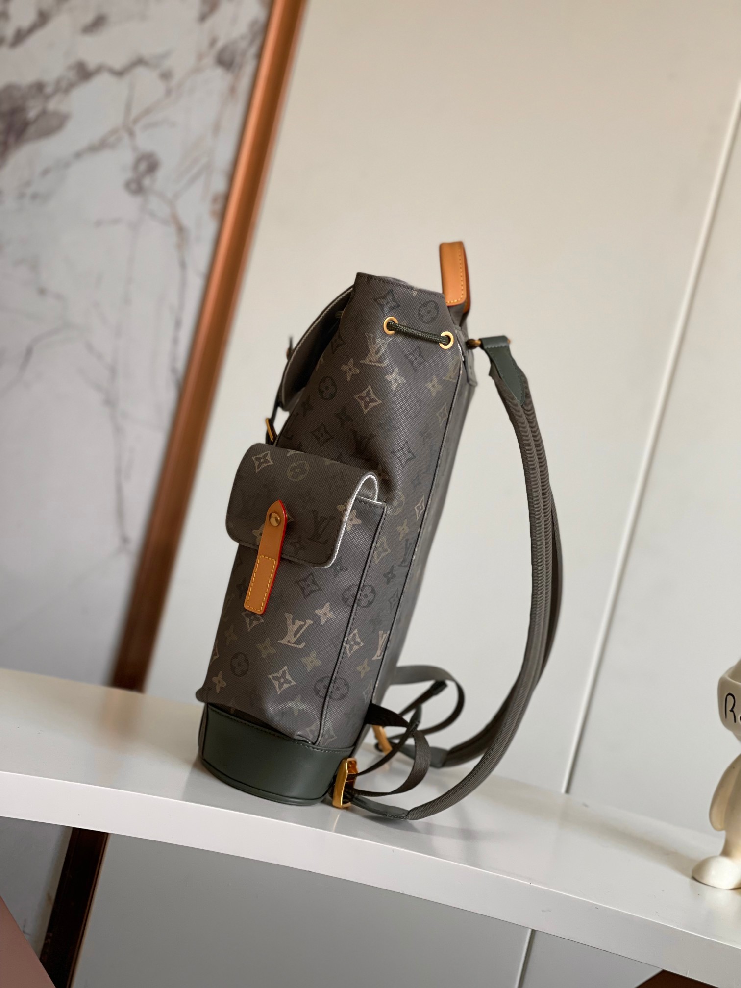 p720。【海原外‬单 独实家‬拍】M27080绿色  采用Monogram Service帆布的&ldquo;Christopher MM&rdquo;。以迷彩风格重新诠释的Monogram设计尤为引人注目。Farrell Williams将这种独特的材质结合了以同类颜色为基调的皮革修剪，增添了深色调。这款宽敞的尺寸配备了多个隔层，包括适用于平板电脑的隔层在内。可调节的肩带带来舒适的使用体验。尺寸：38*12.5*44cm