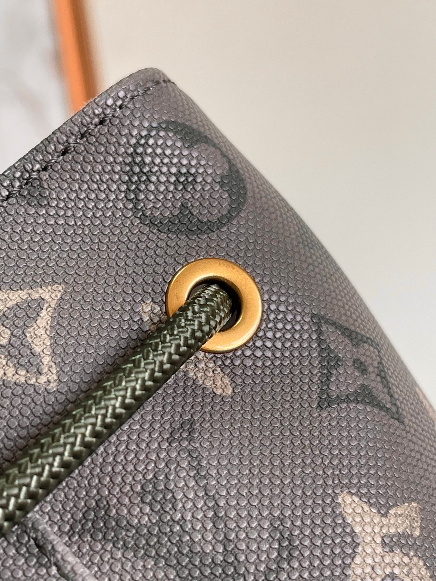 p720。【海原外‬单 独实家‬拍】M27080绿色  采用Monogram Service帆布的&ldquo;Christopher MM&rdquo;。以迷彩风格重新诠释的Monogram设计尤为引人注目。Farrell Williams将这种独特的材质结合了以同类颜色为基调的皮革修剪，增添了深色调。这款宽敞的尺寸配备了多个隔层，包括适用于平板电脑的隔层在内。可调节的肩带带来舒适的使用体验。尺寸：38*12.5*44cm