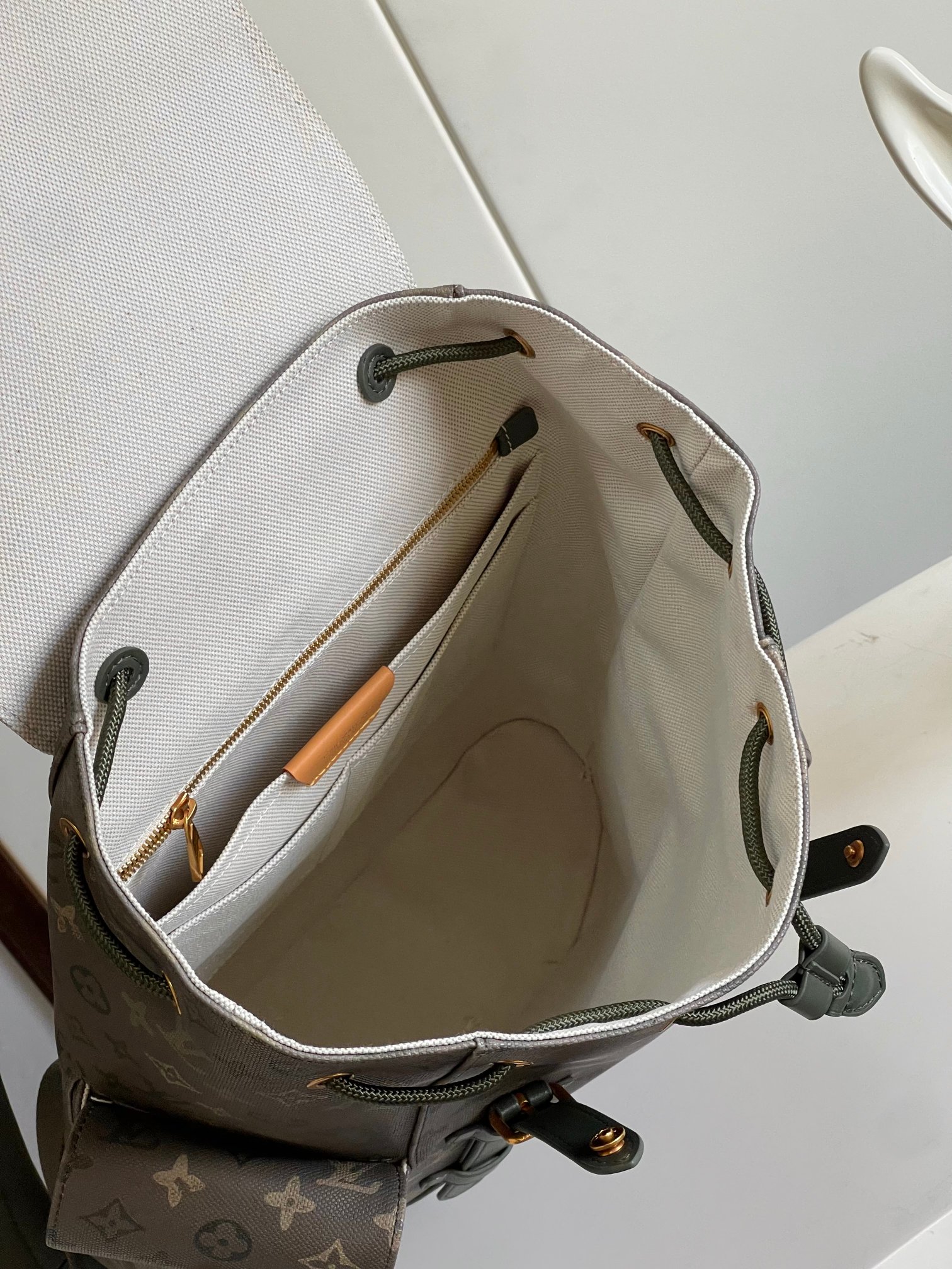 p720。【海原外‬单 独实家‬拍】M27080绿色  采用Monogram Service帆布的&ldquo;Christopher MM&rdquo;。以迷彩风格重新诠释的Monogram设计尤为引人注目。Farrell Williams将这种独特的材质结合了以同类颜色为基调的皮革修剪，增添了深色调。这款宽敞的尺寸配备了多个隔层，包括适用于平板电脑的隔层在内。可调节的肩带带来舒适的使用体验。尺寸：38*12.5*44cm