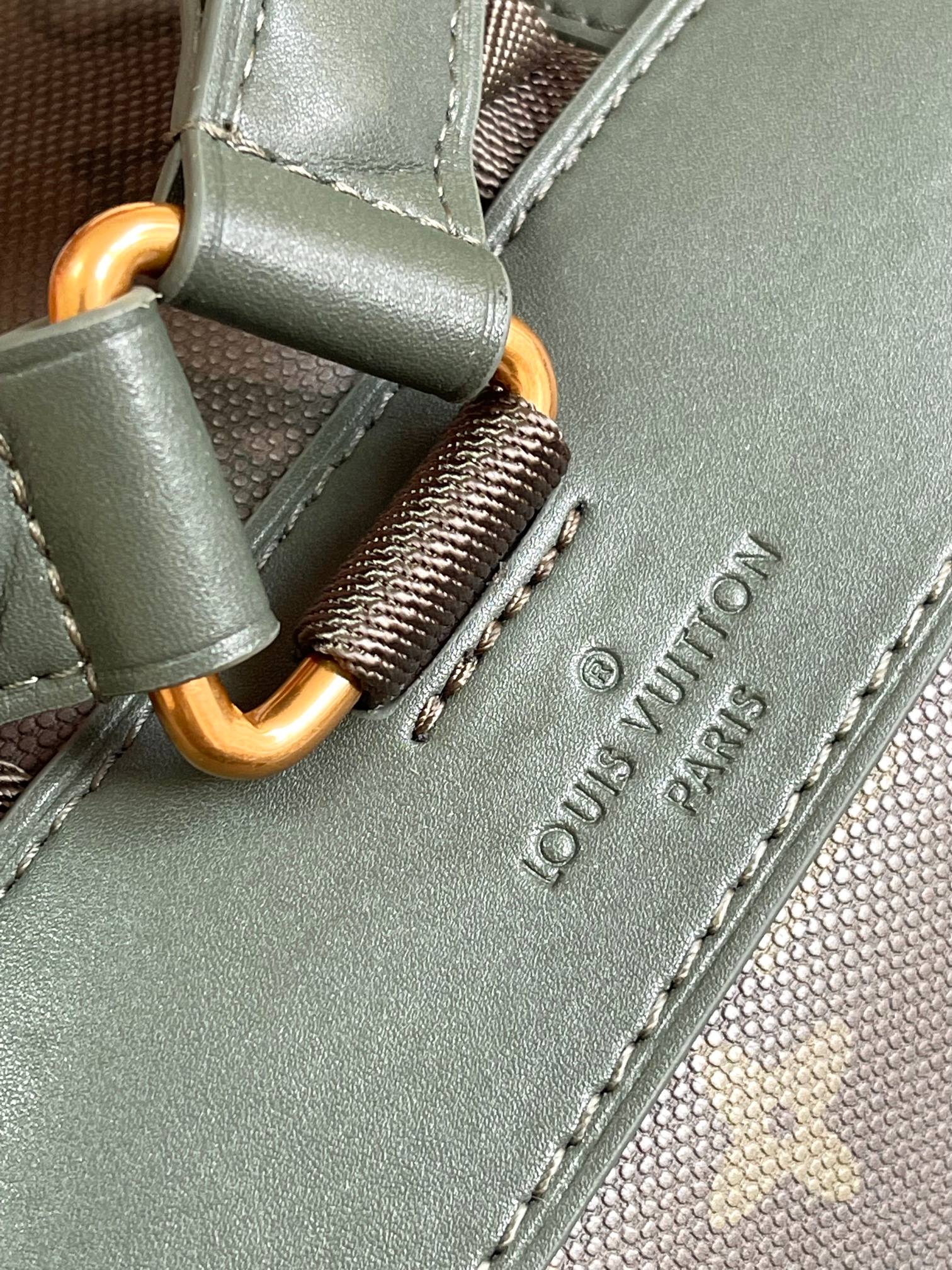 p720。【海原外‬单 独实家‬拍】M27080绿色  采用Monogram Service帆布的&ldquo;Christopher MM&rdquo;。以迷彩风格重新诠释的Monogram设计尤为引人注目。Farrell Williams将这种独特的材质结合了以同类颜色为基调的皮革修剪，增添了深色调。这款宽敞的尺寸配备了多个隔层，包括适用于平板电脑的隔层在内。可调节的肩带带来舒适的使用体验。尺寸：38*12.5*44cm