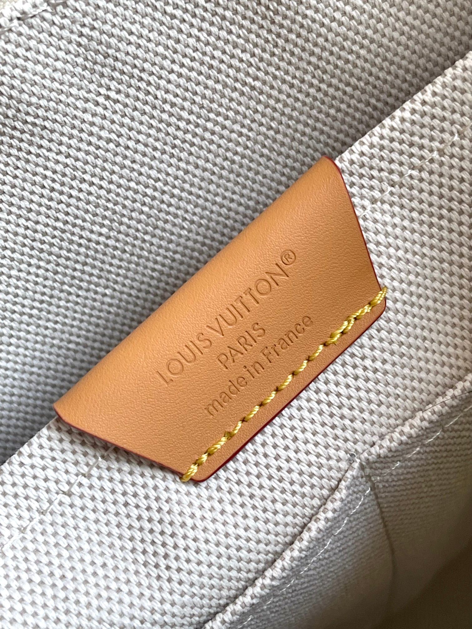 p720。【海原外‬单 独实家‬拍】M27080绿色  采用Monogram Service帆布的&ldquo;Christopher MM&rdquo;。以迷彩风格重新诠释的Monogram设计尤为引人注目。Farrell Williams将这种独特的材质结合了以同类颜色为基调的皮革修剪，增添了深色调。这款宽敞的尺寸配备了多个隔层，包括适用于平板电脑的隔层在内。可调节的肩带带来舒适的使用体验。尺寸：38*12.5*44cm