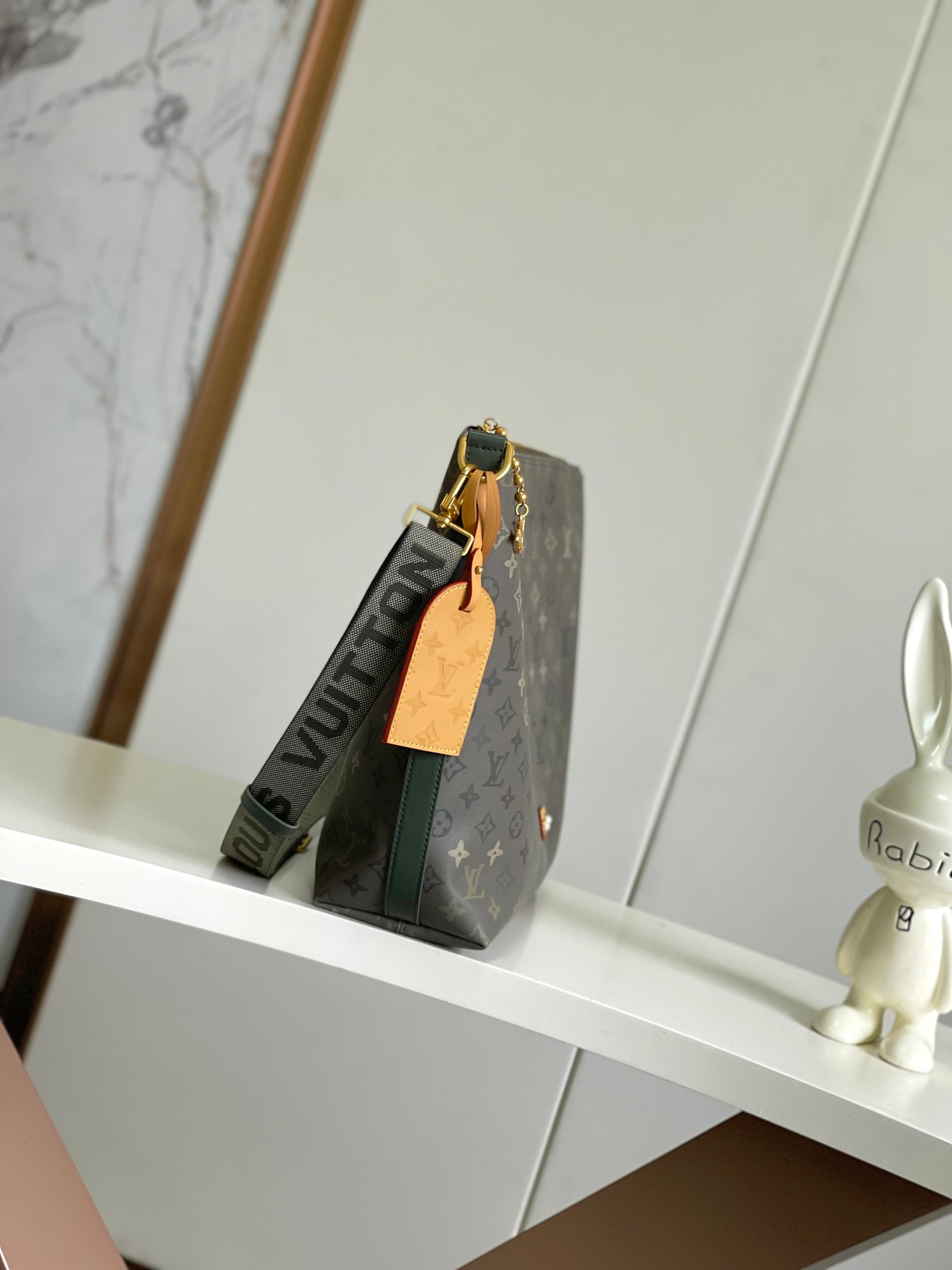 p680。【海原外‬单 独实家‬拍】半钢163芯片【LV METIS 手袋】M27181绿色 本款 Monogram 帆布打造的 M&eacute;tis 以自我态度实践承诺。 M&eacute;tis 手袋着重线条与轮廓，它既具备了现代手袋所需的多功能性，又继承了路易威登传统的优雅迷人。 可脱卸肩带，可以用来手提、手挽或是肩背。 

尺寸48x36x12cm