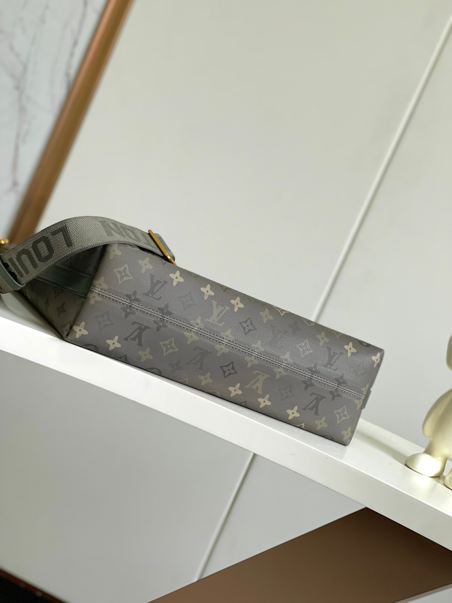 p680。【海原外‬单 独实家‬拍】半钢163芯片【LV METIS 手袋】M27181绿色 本款 Monogram 帆布打造的 M&eacute;tis 以自我态度实践承诺。 M&eacute;tis 手袋着重线条与轮廓，它既具备了现代手袋所需的多功能性，又继承了路易威登传统的优雅迷人。 可脱卸肩带，可以用来手提、手挽或是肩背。 

尺寸48x36x12cm