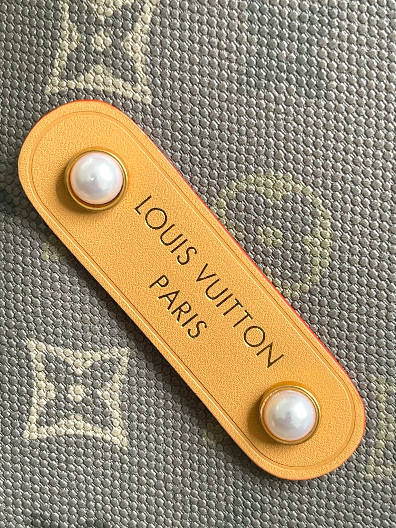 p680。【海原外‬单 独实家‬拍】半钢163芯片【LV METIS 手袋】M27181绿色 本款 Monogram 帆布打造的 M&eacute;tis 以自我态度实践承诺。 M&eacute;tis 手袋着重线条与轮廓，它既具备了现代手袋所需的多功能性，又继承了路易威登传统的优雅迷人。 可脱卸肩带，可以用来手提、手挽或是肩背。 

尺寸48x36x12cm