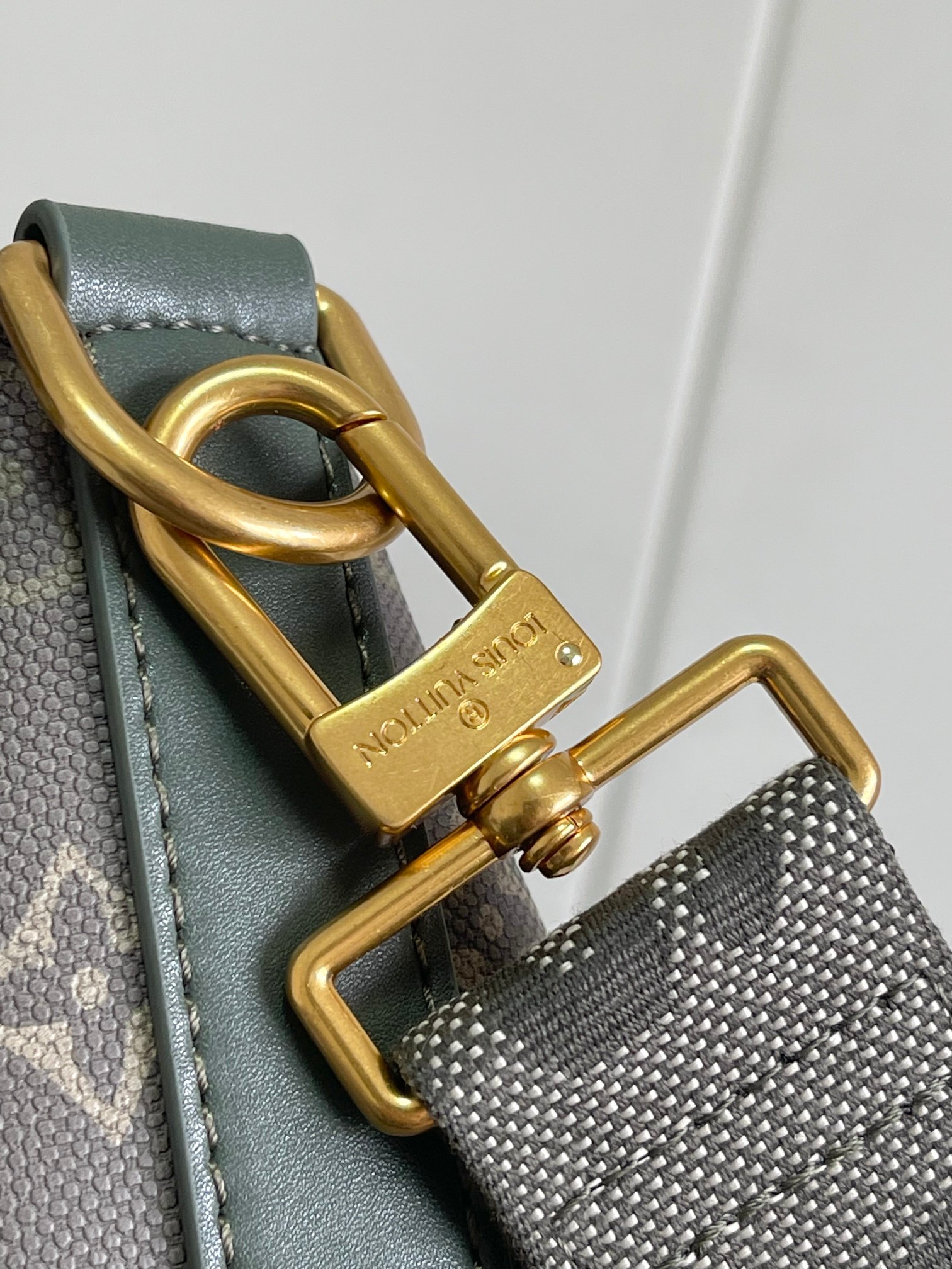 p680。【海原外‬单 独实家‬拍】半钢163芯片【LV METIS 手袋】M27181绿色 本款 Monogram 帆布打造的 M&eacute;tis 以自我态度实践承诺。 M&eacute;tis 手袋着重线条与轮廓，它既具备了现代手袋所需的多功能性，又继承了路易威登传统的优雅迷人。 可脱卸肩带，可以用来手提、手挽或是肩背。 

尺寸48x36x12cm