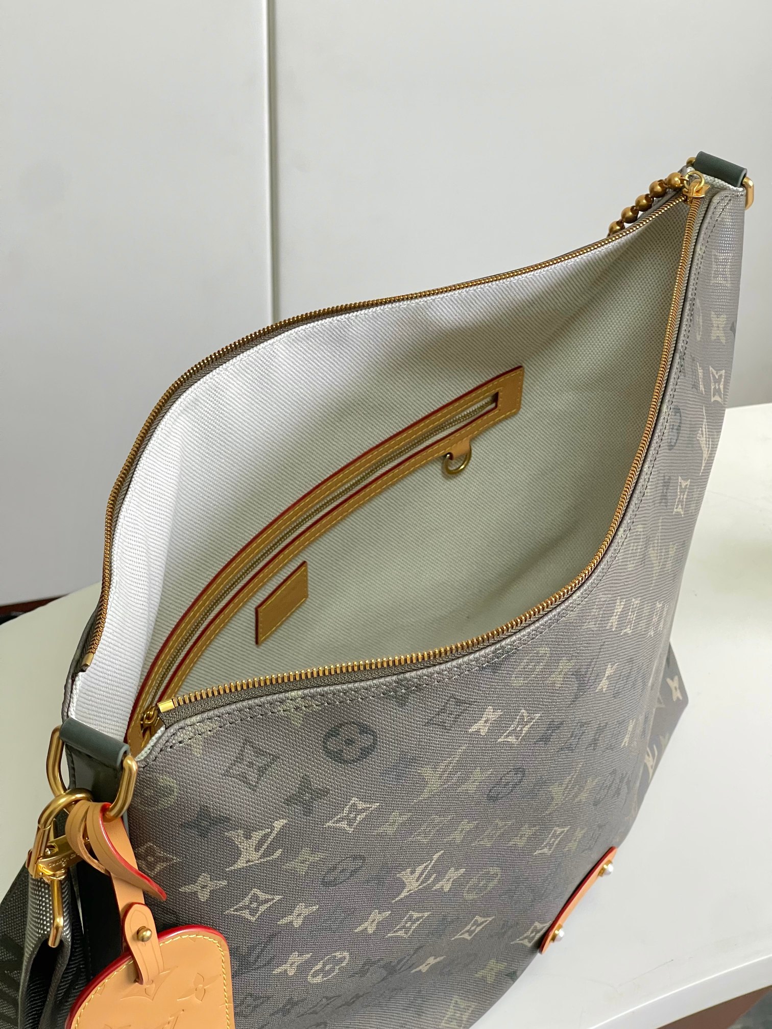 p680。【海原外‬单 独实家‬拍】半钢163芯片【LV METIS 手袋】M27181绿色 本款 Monogram 帆布打造的 M&eacute;tis 以自我态度实践承诺。 M&eacute;tis 手袋着重线条与轮廓，它既具备了现代手袋所需的多功能性，又继承了路易威登传统的优雅迷人。 可脱卸肩带，可以用来手提、手挽或是肩背。 

尺寸48x36x12cm