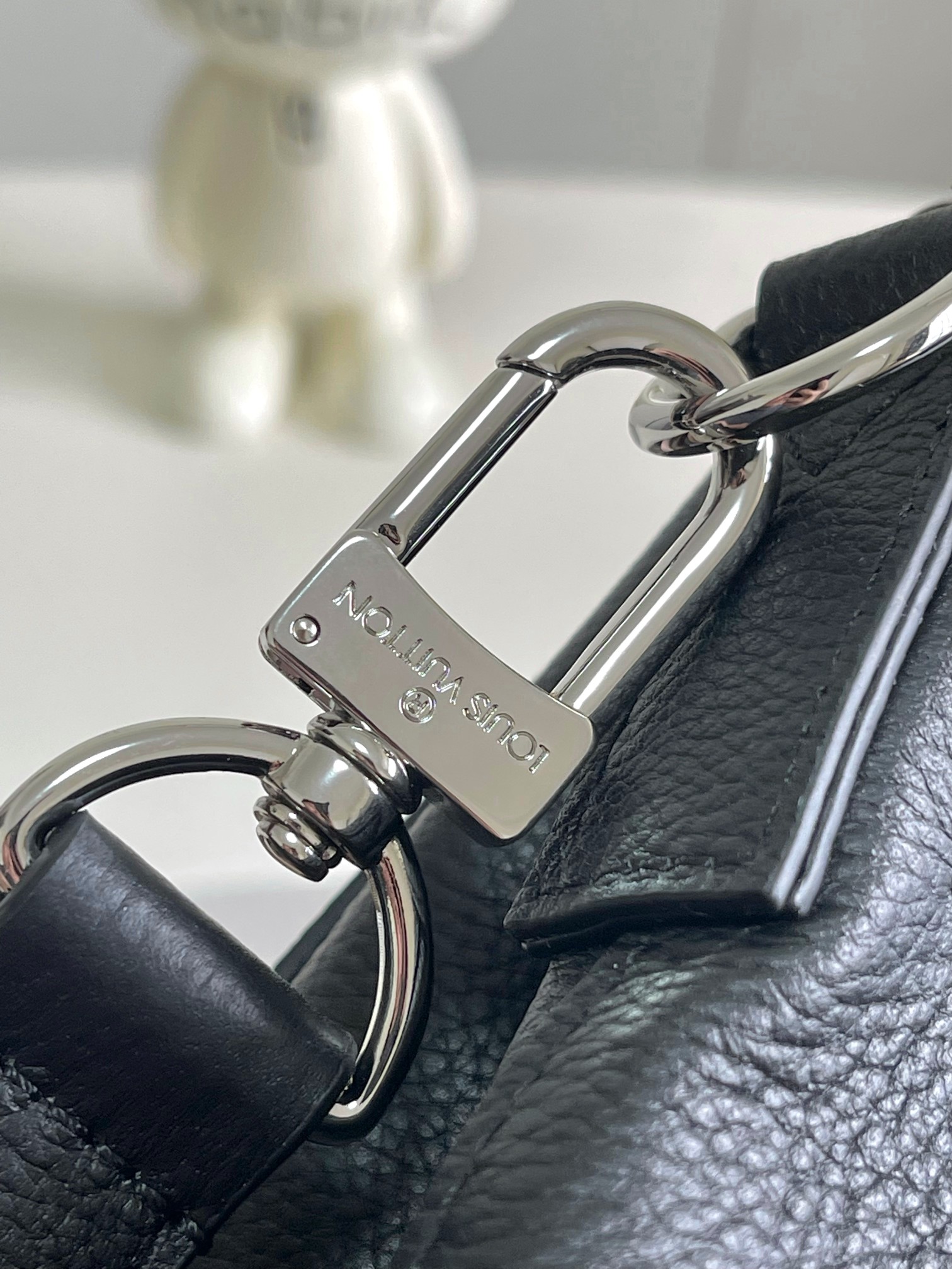  p780。【海原外‬单 独实家‬拍】𝟏𝟔𝟑𝐜𝟎𝟏动态芯片
本款 𝐒𝐭𝐞𝐚𝐦𝐞𝐫 𝟑𝟎 手袋以 𝐋𝐕 𝐓𝐨𝐮𝐜𝐡 牛皮革焕新演绎风行百年的经典 𝐒𝐭𝐞𝐚𝐦𝐞𝐫 手袋。粒面皮革与绒面皮革分饰两面。绒面皮革前袋含蓄点缀 𝐕 字缝线，便利 𝐕 形钩扣融入 𝐌𝐨𝐧𝐨𝐠𝐫𝐚𝐦 花卉。肩带设计提供斜跨与手提选择。
型号： M27061
皮料： 是西班牙𝐀级皮料
五金： 采用进口𝐀级半钢五金
尺寸：𝟑𝟐 𝐱 𝟑𝟑 𝐱 𝟏𝟒 (厘米) ((长 𝐱 高 𝐱 宽)