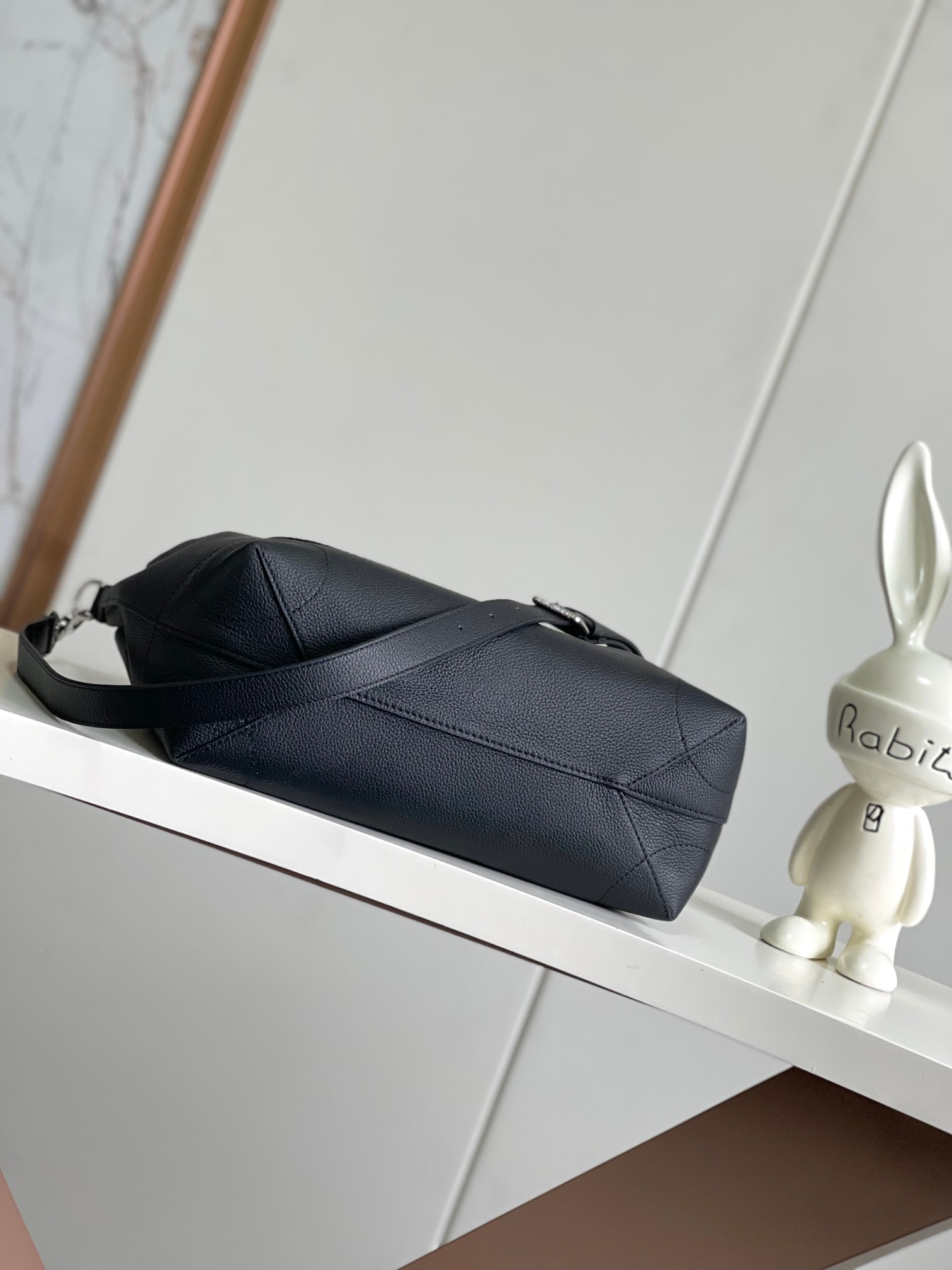  p780。【海原外‬单 独实家‬拍】𝟏𝟔𝟑𝐜𝟎𝟏动态芯片
本款 𝐒𝐭𝐞𝐚𝐦𝐞𝐫 𝟑𝟎 手袋以 𝐋𝐕 𝐓𝐨𝐮𝐜𝐡 牛皮革焕新演绎风行百年的经典 𝐒𝐭𝐞𝐚𝐦𝐞𝐫 手袋。粒面皮革与绒面皮革分饰两面。绒面皮革前袋含蓄点缀 𝐕 字缝线，便利 𝐕 形钩扣融入 𝐌𝐨𝐧𝐨𝐠𝐫𝐚𝐦 花卉。肩带设计提供斜跨与手提选择。
型号： M27061
皮料： 是西班牙𝐀级皮料
五金： 采用进口𝐀级半钢五金
尺寸：𝟑𝟐 𝐱 𝟑𝟑 𝐱 𝟏𝟒 (厘米) ((长 𝐱 高 𝐱 宽)