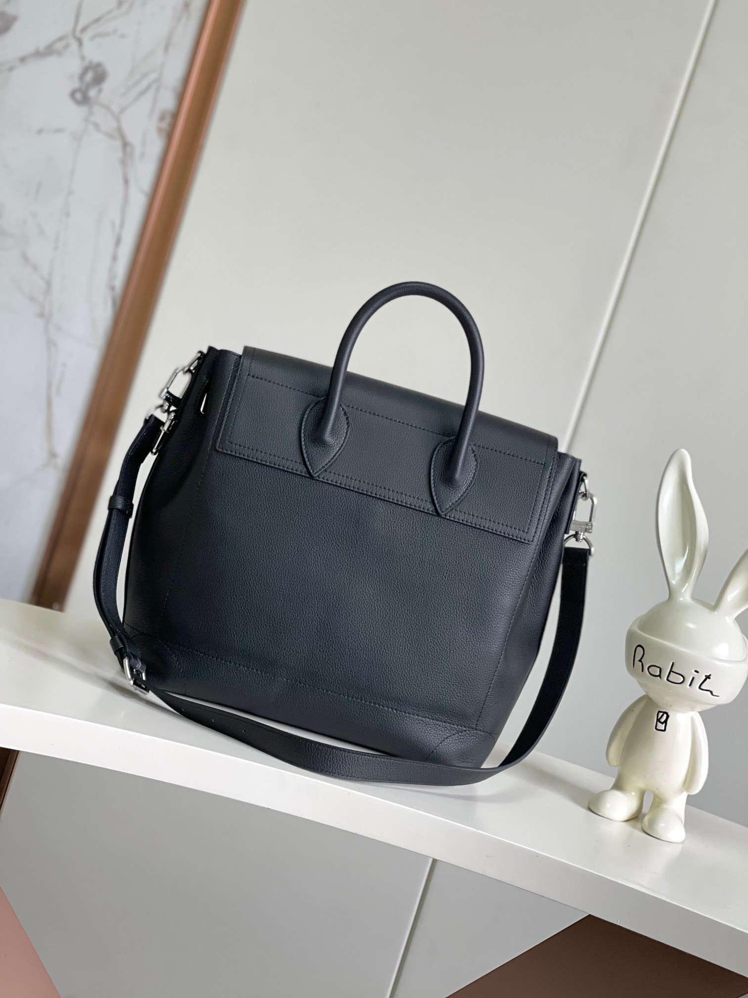  p780。【海原外‬单 独实家‬拍】𝟏𝟔𝟑𝐜𝟎𝟏动态芯片
本款 𝐒𝐭𝐞𝐚𝐦𝐞𝐫 𝟑𝟎 手袋以 𝐋𝐕 𝐓𝐨𝐮𝐜𝐡 牛皮革焕新演绎风行百年的经典 𝐒𝐭𝐞𝐚𝐦𝐞𝐫 手袋。粒面皮革与绒面皮革分饰两面。绒面皮革前袋含蓄点缀 𝐕 字缝线，便利 𝐕 形钩扣融入 𝐌𝐨𝐧𝐨𝐠𝐫𝐚𝐦 花卉。肩带设计提供斜跨与手提选择。
型号： M27061
皮料： 是西班牙𝐀级皮料
五金： 采用进口𝐀级半钢五金
尺寸：𝟑𝟐 𝐱 𝟑𝟑 𝐱 𝟏𝟒 (厘米) ((长 𝐱 高 𝐱 宽)