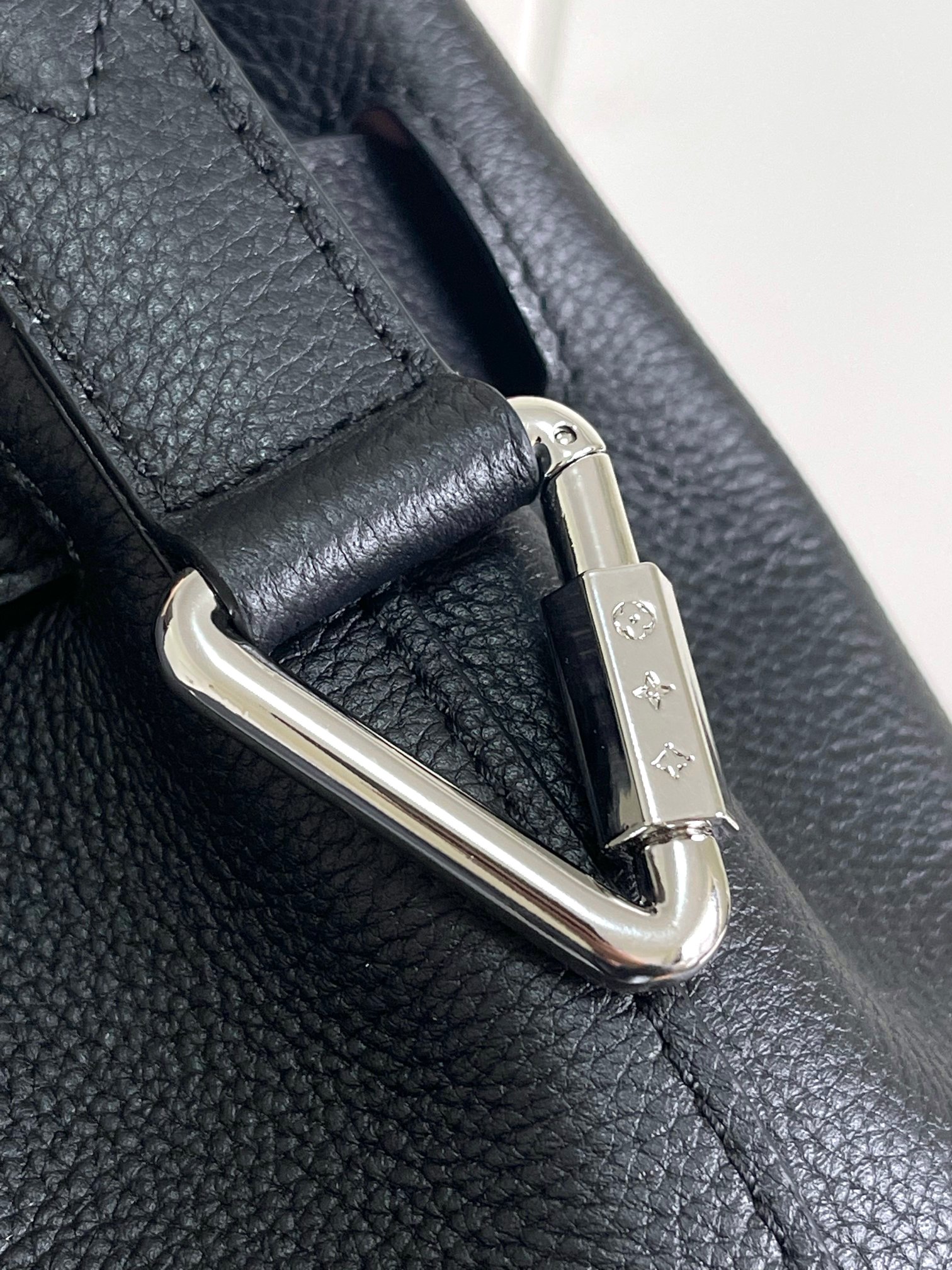  p780。【海原外‬单 独实家‬拍】𝟏𝟔𝟑𝐜𝟎𝟏动态芯片
本款 𝐒𝐭𝐞𝐚𝐦𝐞𝐫 𝟑𝟎 手袋以 𝐋𝐕 𝐓𝐨𝐮𝐜𝐡 牛皮革焕新演绎风行百年的经典 𝐒𝐭𝐞𝐚𝐦𝐞𝐫 手袋。粒面皮革与绒面皮革分饰两面。绒面皮革前袋含蓄点缀 𝐕 字缝线，便利 𝐕 形钩扣融入 𝐌𝐨𝐧𝐨𝐠𝐫𝐚𝐦 花卉。肩带设计提供斜跨与手提选择。
型号： M27061
皮料： 是西班牙𝐀级皮料
五金： 采用进口𝐀级半钢五金
尺寸：𝟑𝟐 𝐱 𝟑𝟑 𝐱 𝟏𝟒 (厘米) ((长 𝐱 高 𝐱 宽)