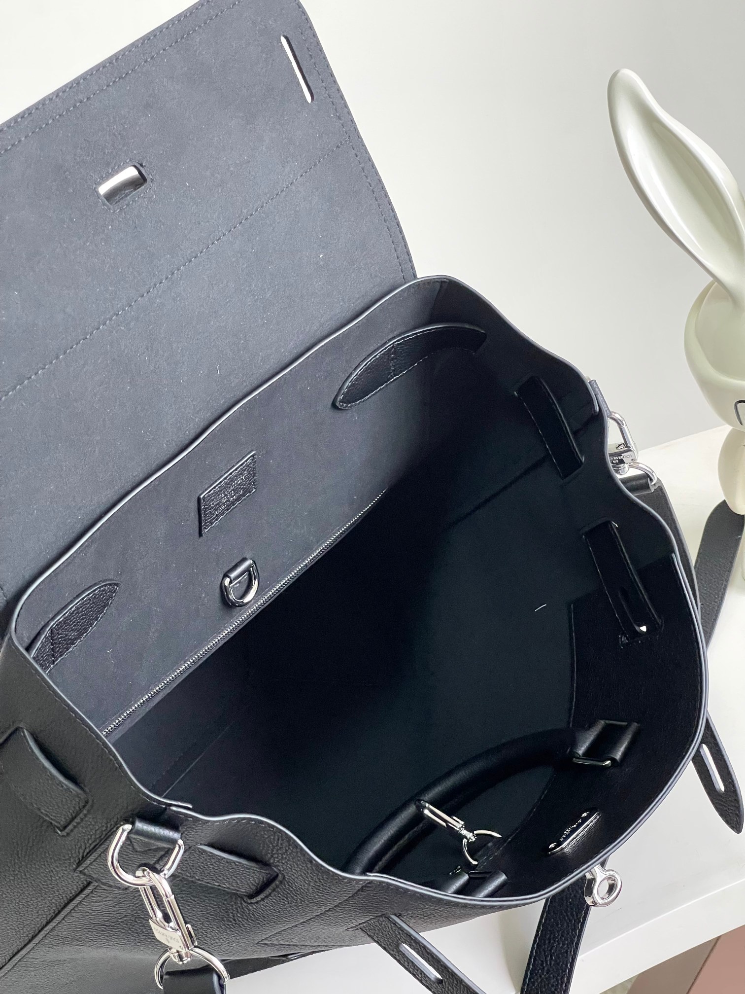  p780。【海原外‬单 独实家‬拍】𝟏𝟔𝟑𝐜𝟎𝟏动态芯片
本款 𝐒𝐭𝐞𝐚𝐦𝐞𝐫 𝟑𝟎 手袋以 𝐋𝐕 𝐓𝐨𝐮𝐜𝐡 牛皮革焕新演绎风行百年的经典 𝐒𝐭𝐞𝐚𝐦𝐞𝐫 手袋。粒面皮革与绒面皮革分饰两面。绒面皮革前袋含蓄点缀 𝐕 字缝线，便利 𝐕 形钩扣融入 𝐌𝐨𝐧𝐨𝐠𝐫𝐚𝐦 花卉。肩带设计提供斜跨与手提选择。
型号： M27061
皮料： 是西班牙𝐀级皮料
五金： 采用进口𝐀级半钢五金
尺寸：𝟑𝟐 𝐱 𝟑𝟑 𝐱 𝟏𝟒 (厘米) ((长 𝐱 高 𝐱 宽)