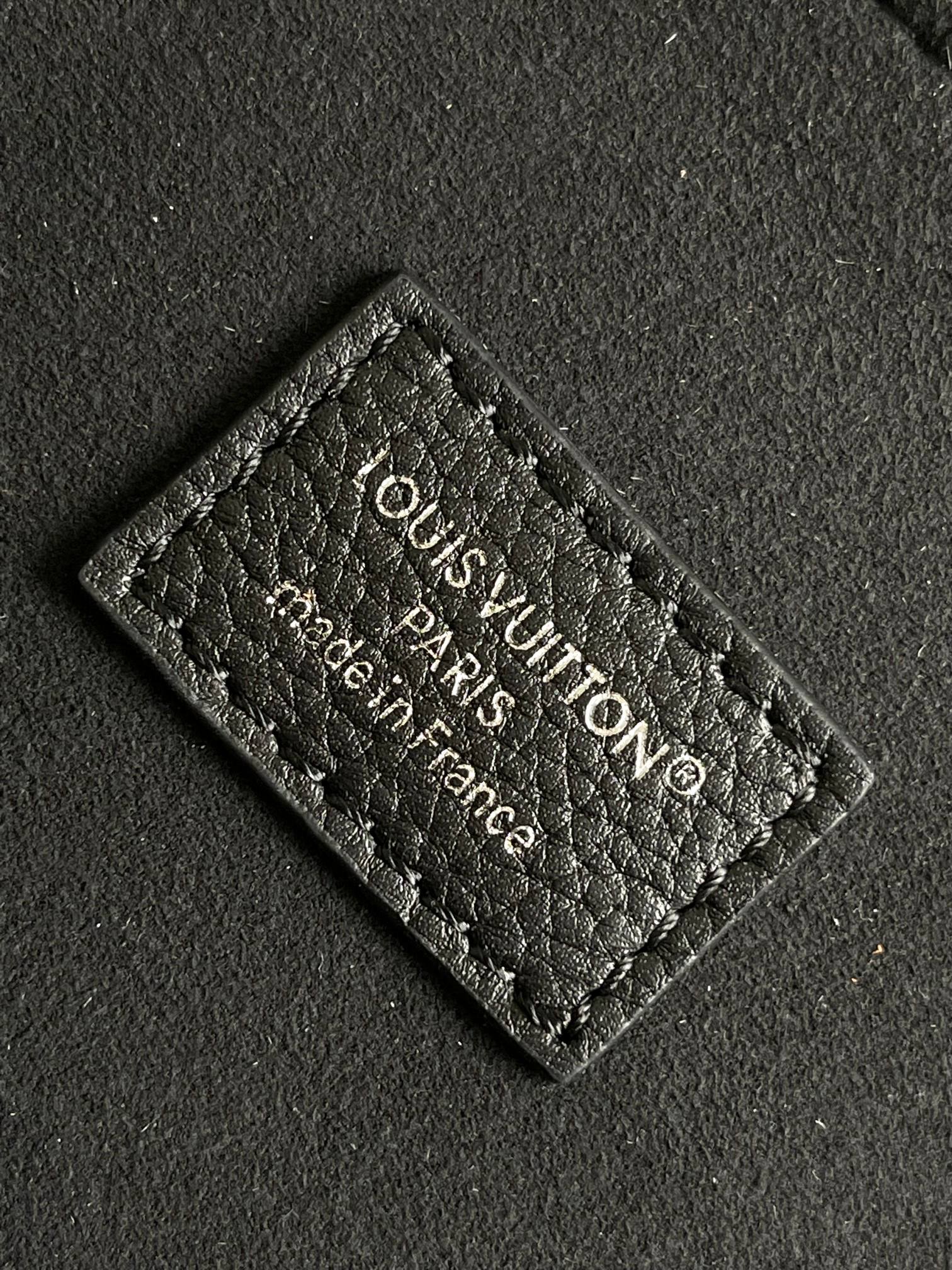  p780。【海原外‬单 独实家‬拍】𝟏𝟔𝟑𝐜𝟎𝟏动态芯片
本款 𝐒𝐭𝐞𝐚𝐦𝐞𝐫 𝟑𝟎 手袋以 𝐋𝐕 𝐓𝐨𝐮𝐜𝐡 牛皮革焕新演绎风行百年的经典 𝐒𝐭𝐞𝐚𝐦𝐞𝐫 手袋。粒面皮革与绒面皮革分饰两面。绒面皮革前袋含蓄点缀 𝐕 字缝线，便利 𝐕 形钩扣融入 𝐌𝐨𝐧𝐨𝐠𝐫𝐚𝐦 花卉。肩带设计提供斜跨与手提选择。
型号： M27061
皮料： 是西班牙𝐀级皮料
五金： 采用进口𝐀级半钢五金
尺寸：𝟑𝟐 𝐱 𝟑𝟑 𝐱 𝟏𝟒 (厘米) ((长 𝐱 高 𝐱 宽)