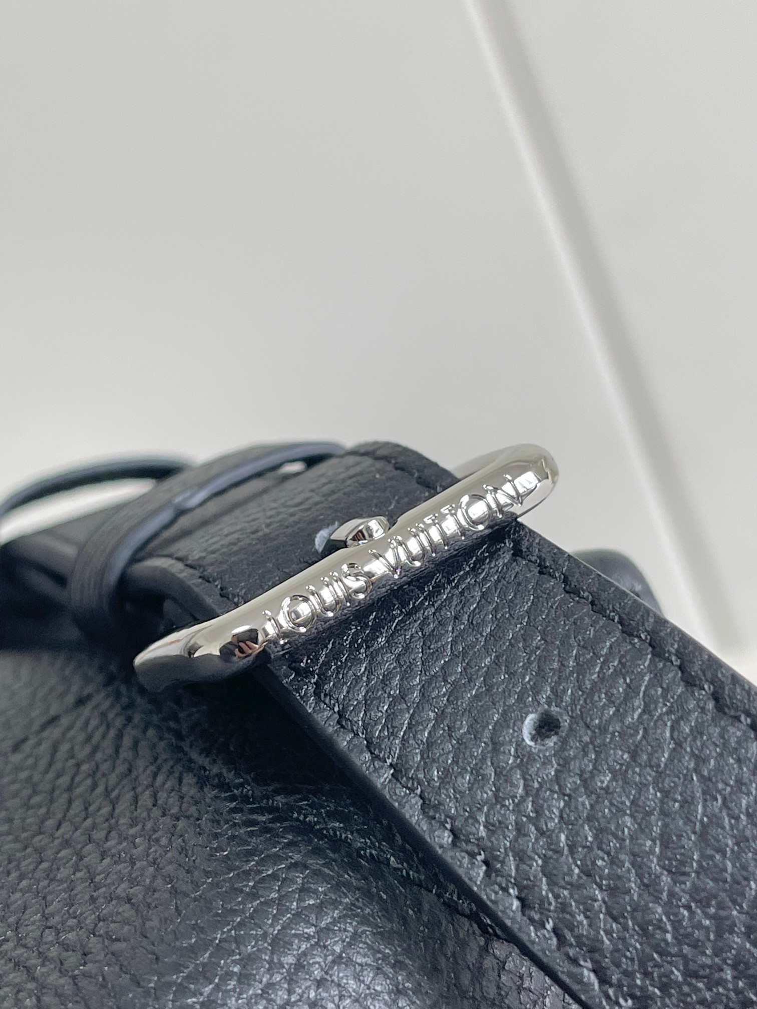  p780。【海原外‬单 独实家‬拍】𝟏𝟔𝟑𝐜𝟎𝟏动态芯片
本款 𝐒𝐭𝐞𝐚𝐦𝐞𝐫 𝟑𝟎 手袋以 𝐋𝐕 𝐓𝐨𝐮𝐜𝐡 牛皮革焕新演绎风行百年的经典 𝐒𝐭𝐞𝐚𝐦𝐞𝐫 手袋。粒面皮革与绒面皮革分饰两面。绒面皮革前袋含蓄点缀 𝐕 字缝线，便利 𝐕 形钩扣融入 𝐌𝐨𝐧𝐨𝐠𝐫𝐚𝐦 花卉。肩带设计提供斜跨与手提选择。
型号： M27061
皮料： 是西班牙𝐀级皮料
五金： 采用进口𝐀级半钢五金
尺寸：𝟑𝟐 𝐱 𝟑𝟑 𝐱 𝟏𝟒 (厘米) ((长 𝐱 高 𝐱 宽)