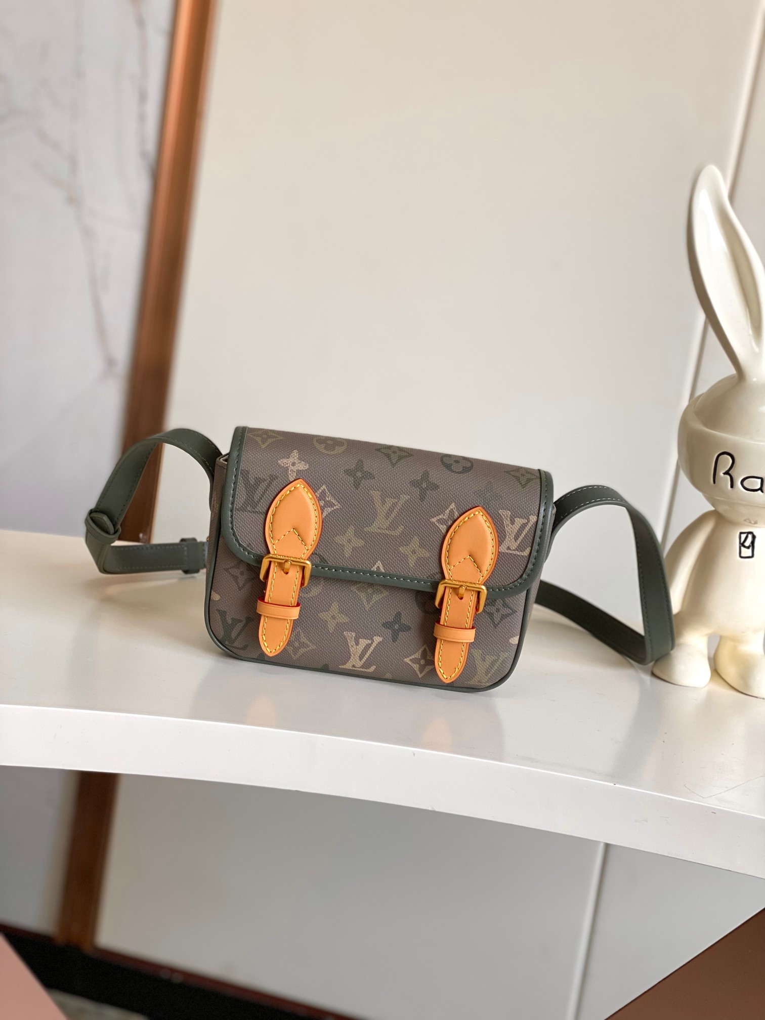 P650【海原外‬单 独实家‬拍】半钢163芯片M26969本款 Satchel 迷你手袋取材 Monogram Surplus 帆布，并以 Pharrell Williams 设计的迷彩元素重释 Monogram 图案。皮革肩带、磁扣与翻盖彰显迷你邮差包格调。充裕空间与后贴袋可轻松收纳日常所需。
15 x 6 x 19.5 厘米