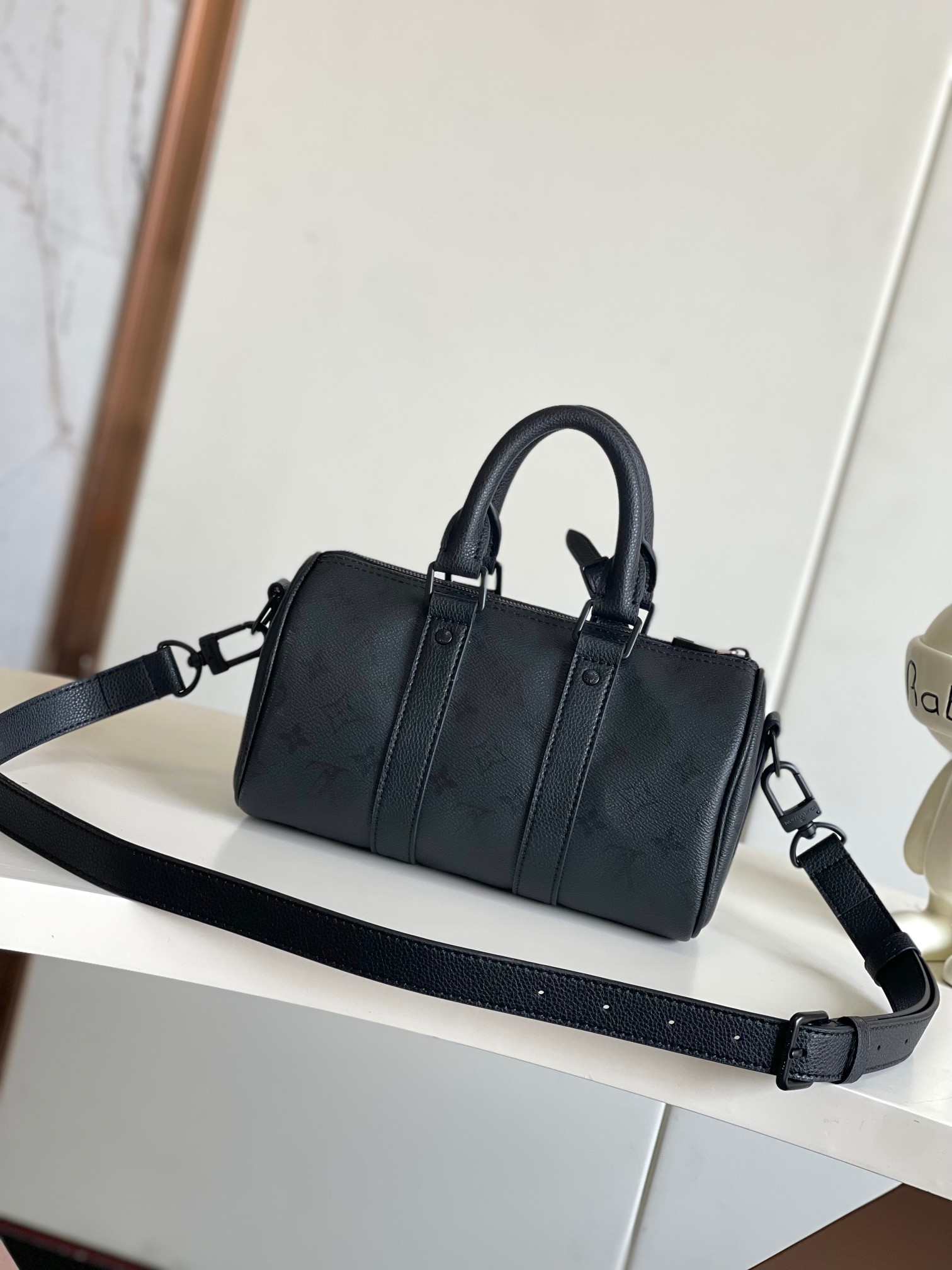 P430 [Foto de inicio de Haiyuan Waidan Dushi] Semiacero 163 chip M28369 negro Este bolso Keepall Bandouliere25 está hec…
