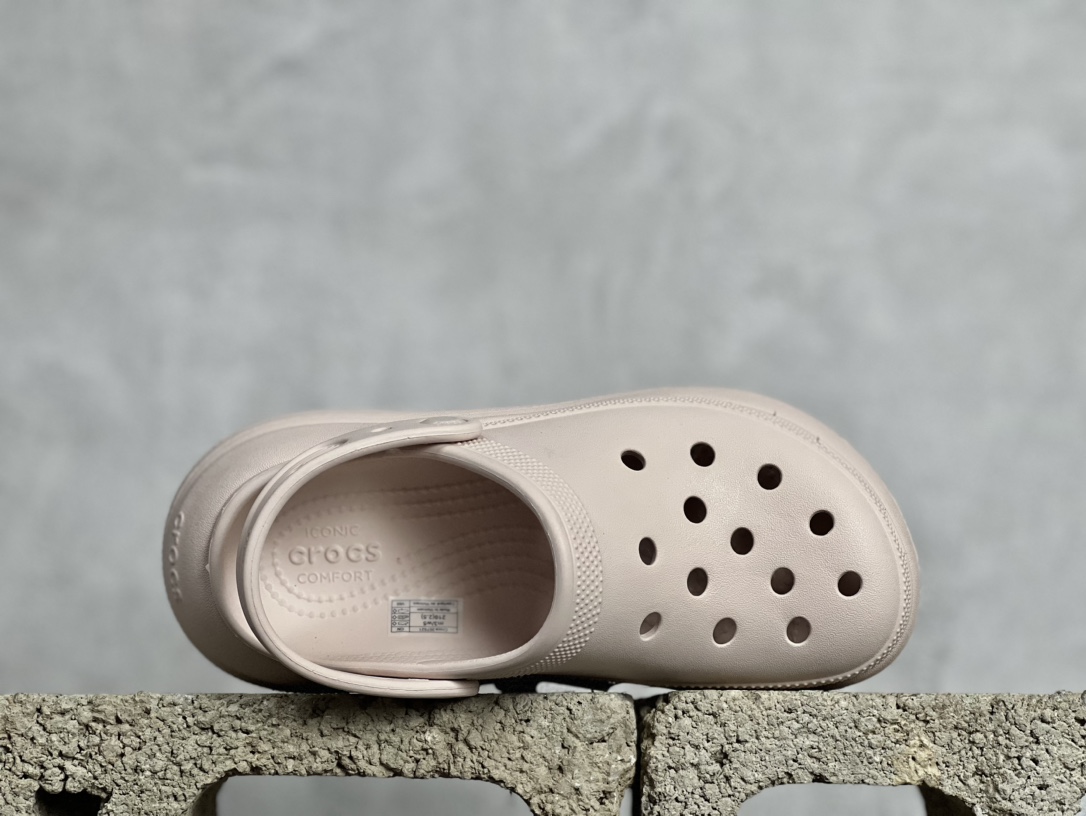 120  Crocs 卡骆驰 明星上脚同款 经夏季两用沙滩洞洞鞋 凉鞋拖鞋 泡芙款 石英粉 透明防水袋包装