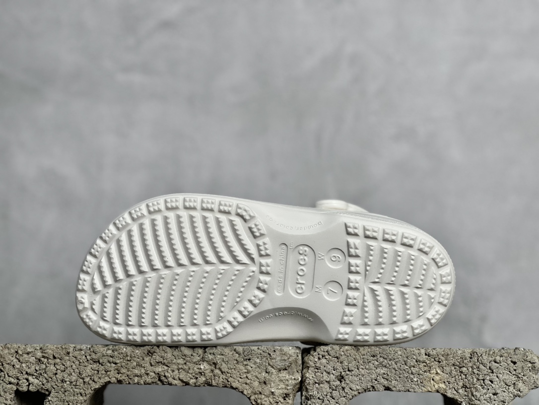 100  Crocs卡骆驰Classic clog透气洞洞运动凉鞋 明星贝雅 经夏季经典两用沙滩洞洞鞋 凉鞋拖鞋 透明防水袋包装