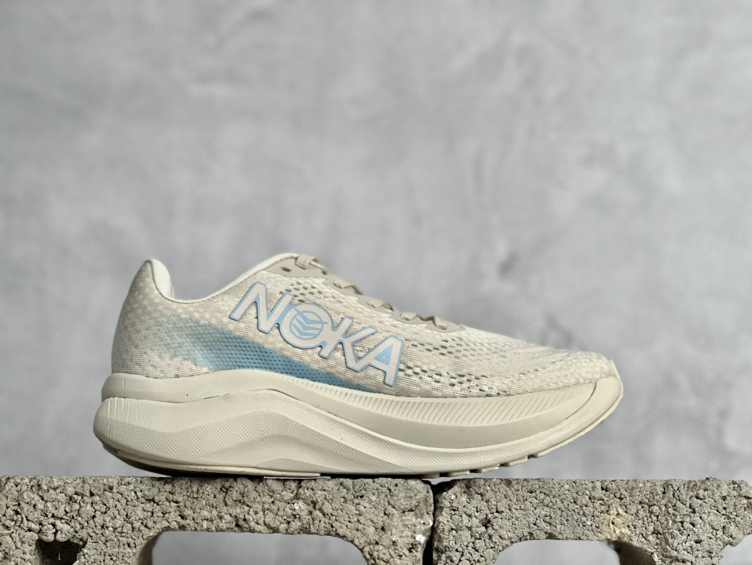 HOKAONEONEUROCKETX2耐磨透气低帮跑步鞋使用PEBA超临界发泡泡棉中底能量回馈效率较上一