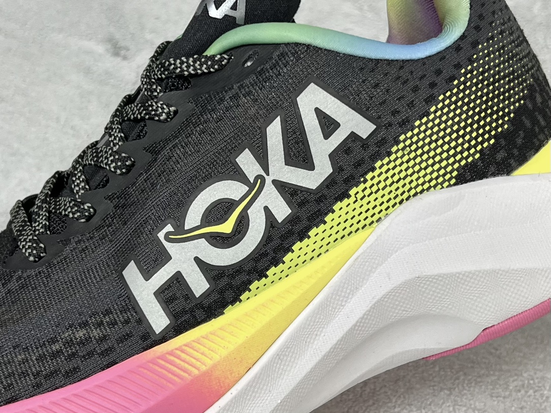 HOKAONEONEUROCKETX2耐磨透气低帮跑步鞋使用PEBA超临界发泡泡棉中底能量回馈效率较上一