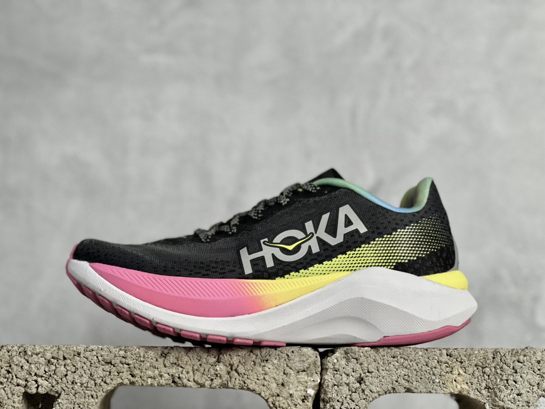 HOKAONEONEUROCKETX2耐磨透气低帮跑步鞋使用PEBA超临界发泡泡棉中底能量回馈效率较上一