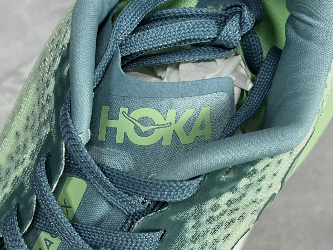 HOKAONEONEUROCKETX2耐磨透气低帮跑步鞋使用PEBA超临界发泡泡棉中底能量回馈效率较上一