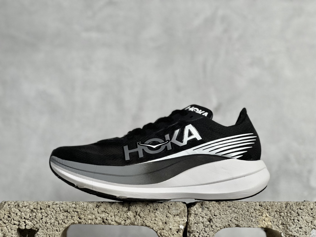 HOKAONEONEUROCKETX2耐磨透气低帮跑步鞋使用PEBA超临界发泡泡棉中底能量回馈效率较上一