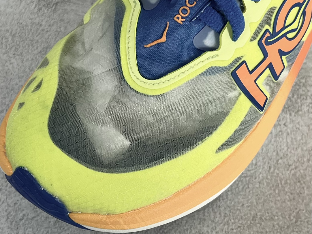 HOKAONEONEUROCKETX2耐磨透气低帮跑步鞋使用PEBA超临界发泡泡棉中底能量回馈效率较上一