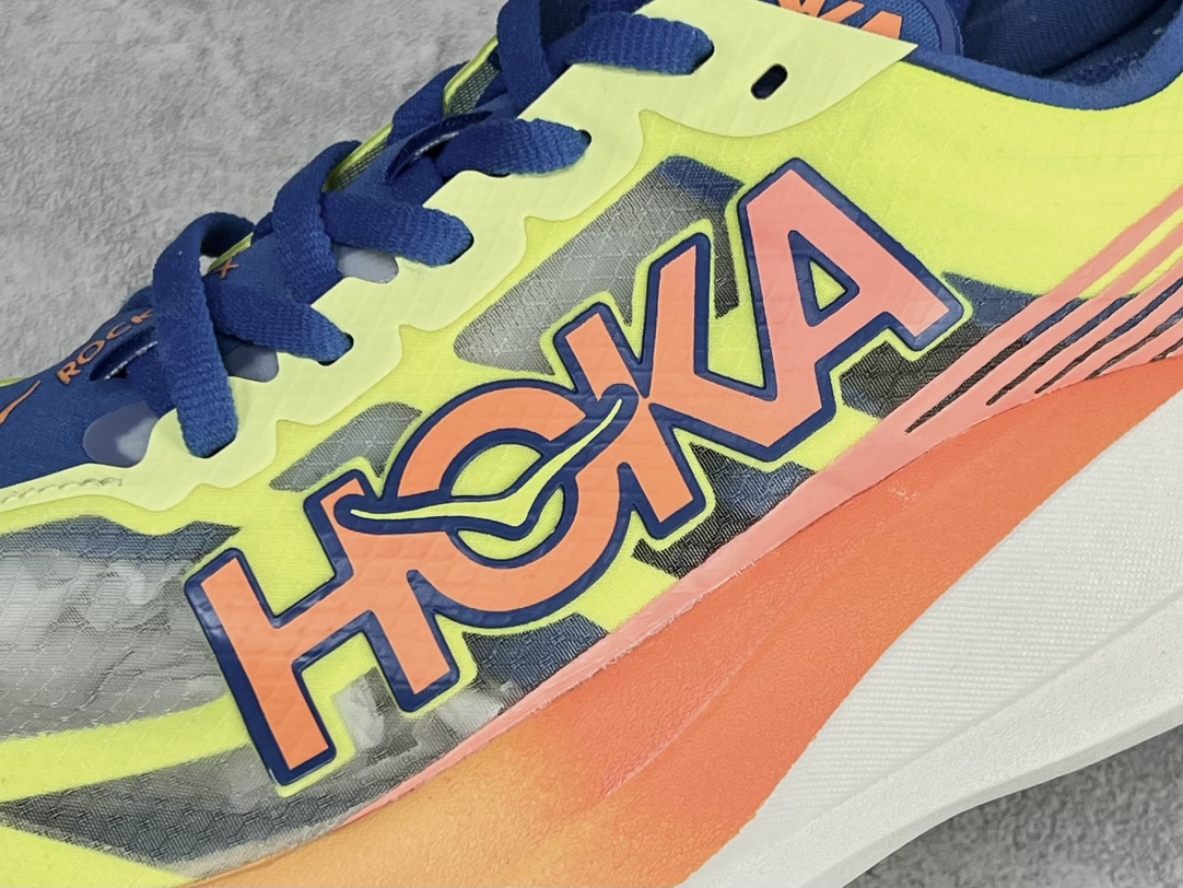 HOKAONEONEUROCKETX2耐磨透气低帮跑步鞋使用PEBA超临界发泡泡棉中底能量回馈效率较上一