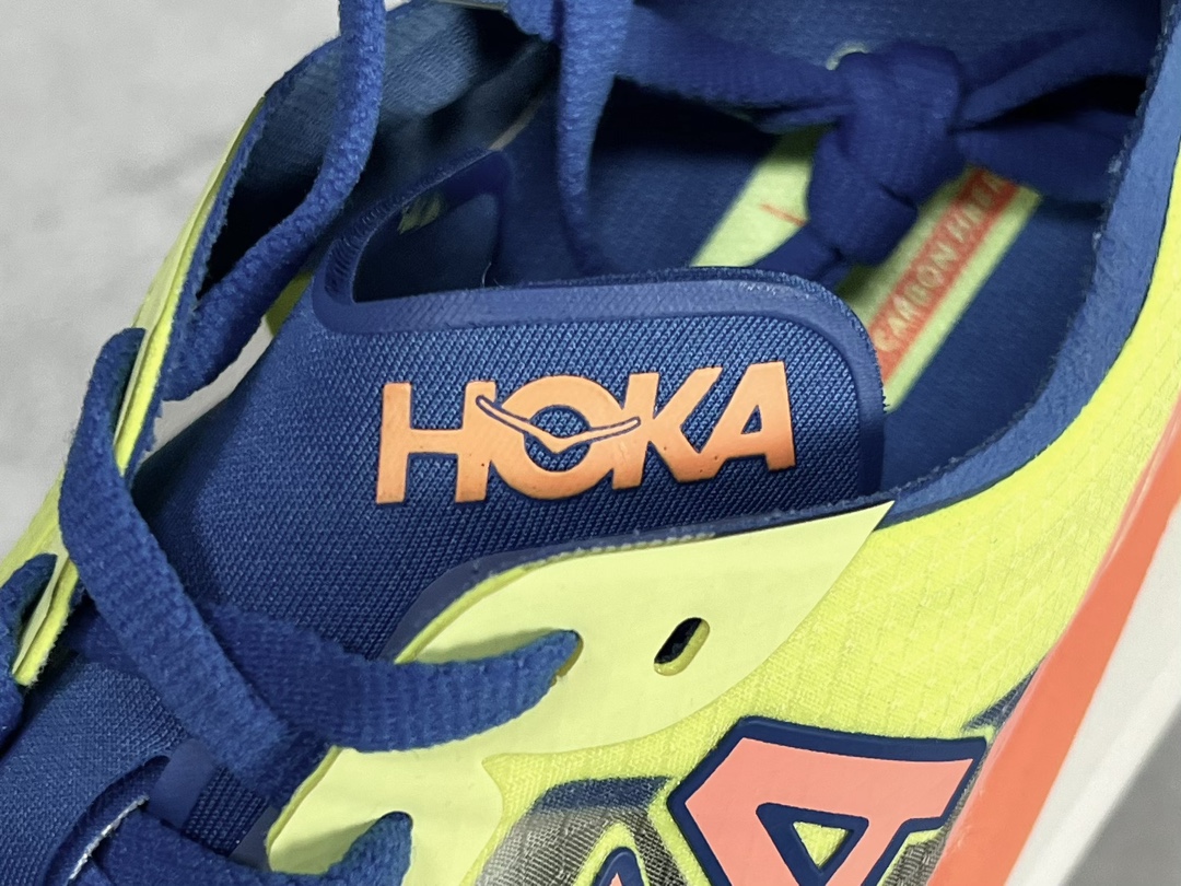 HOKAONEONEUROCKETX2耐磨透气低帮跑步鞋使用PEBA超临界发泡泡棉中底能量回馈效率较上一