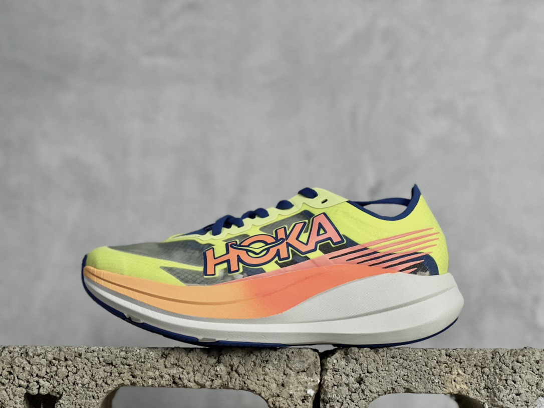 HOKAONEONEUROCKETX2耐磨透气低帮跑步鞋使用PEBA超临界发泡泡棉中底能量回馈效率较上一