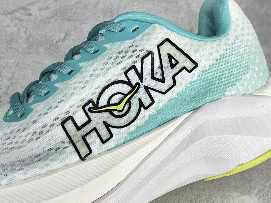 HOKAONEONEUROCKETX2耐磨透气低帮跑步鞋使用PEBA超临界发泡泡棉中底能量回馈效率较上一